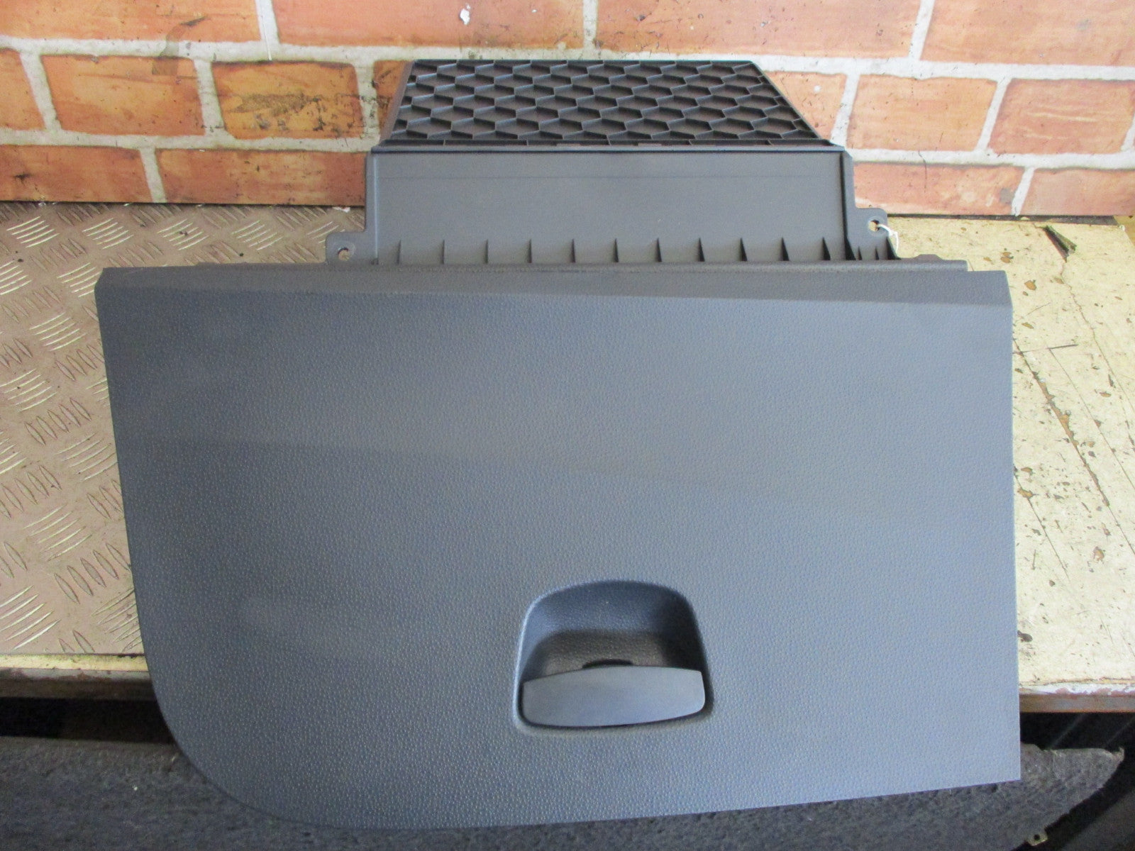 SEAT IBIZA MK5 2010-15 DASHBOARD STORAGE COMPARTMENT GLOVE BOX 6J2857103
