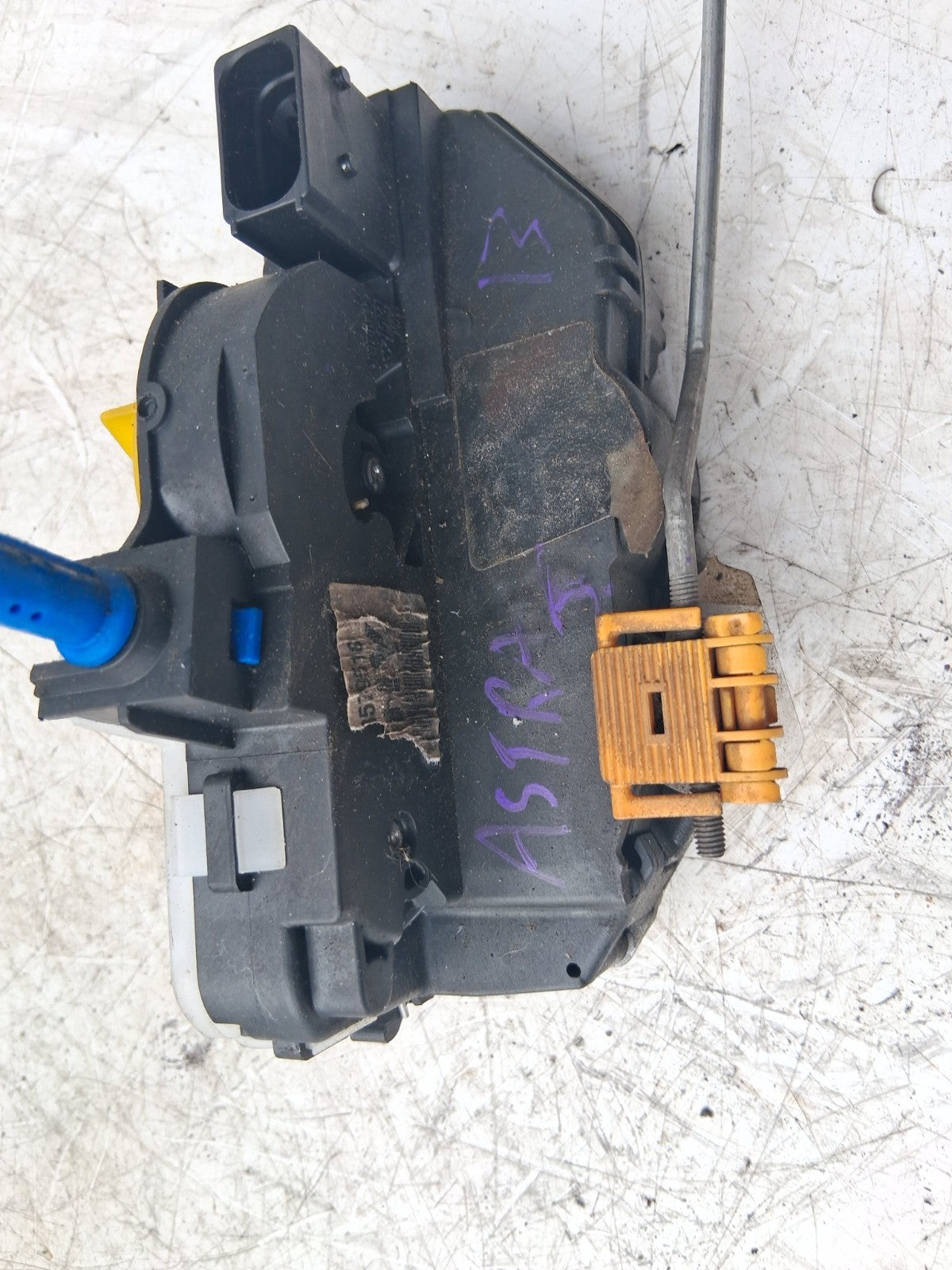 2013 VAUXHALL ASTRA J NSF PASSENGER SIDE FRONT LEFT DOOR LOCK MECHANISM 3023881