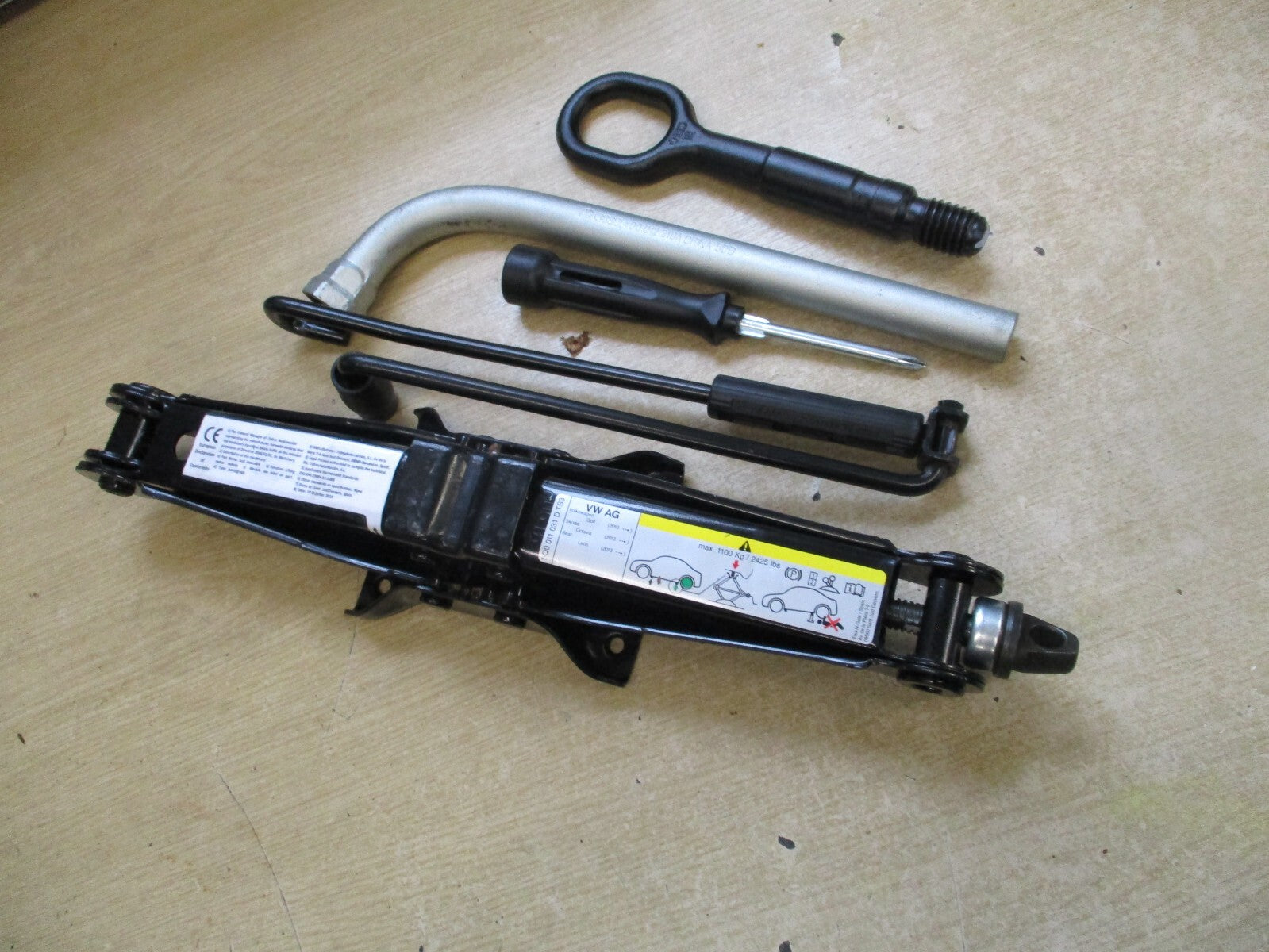 VW VOLKSWAGEN GOLF MK7 2016 LIFTING JACK TOOL & HANDLE