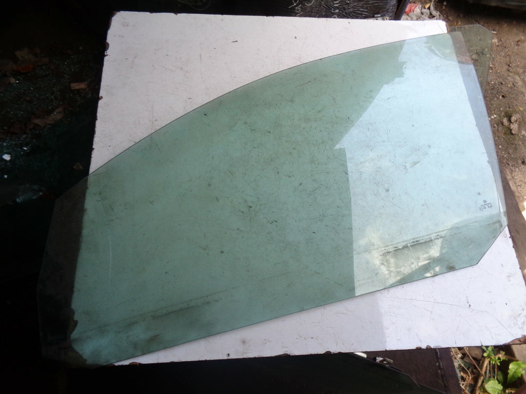 VOLKSWAGEN GOLF MK4 5 DOOR  NSF PASSENGER SIDE FRONT WINDOW GLASS