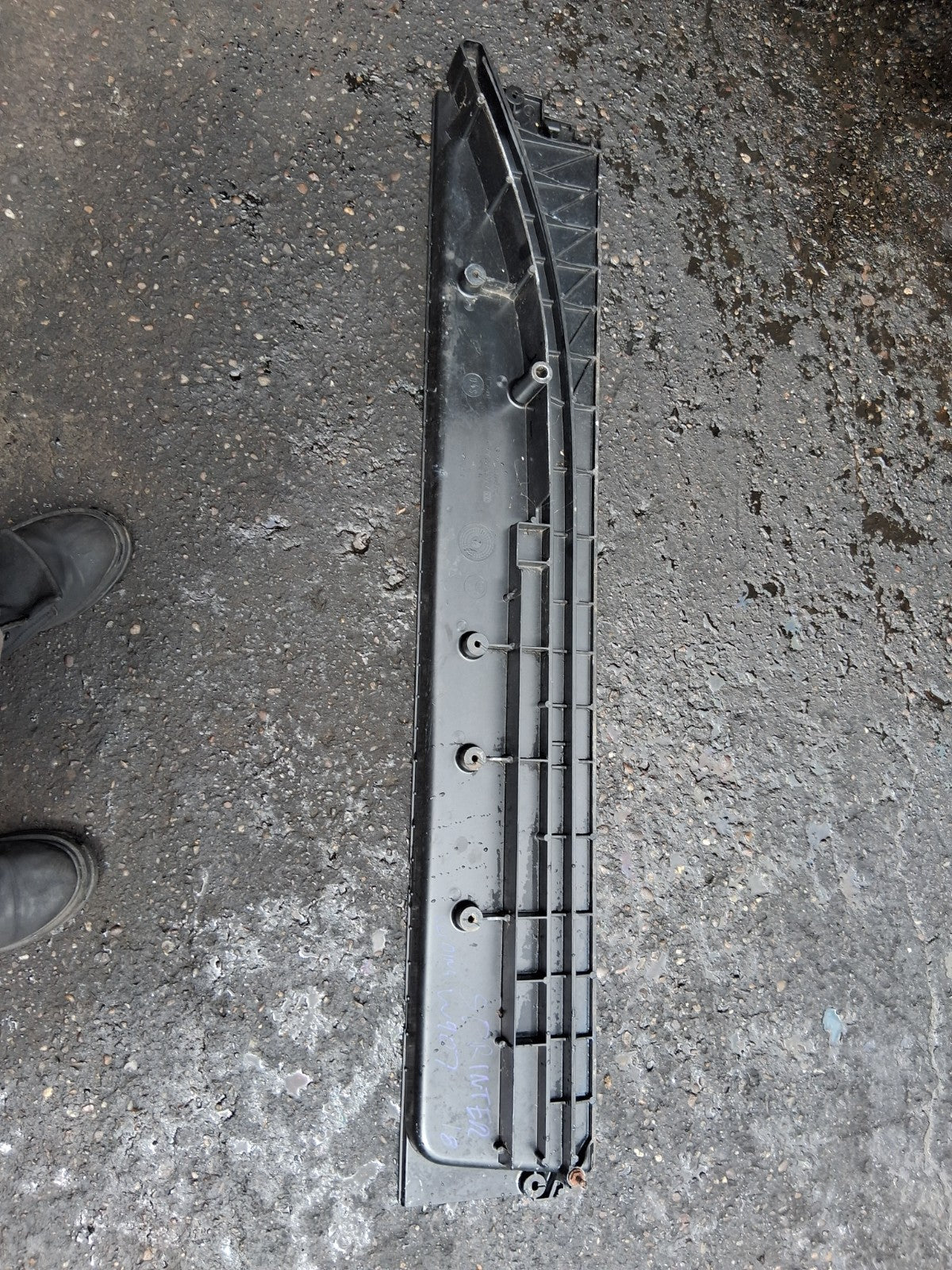 2020 MERCEDES BENZ SPRINTER NS PASSENGER SIDE SLIDING DOOR STEP TRIM A9106860500