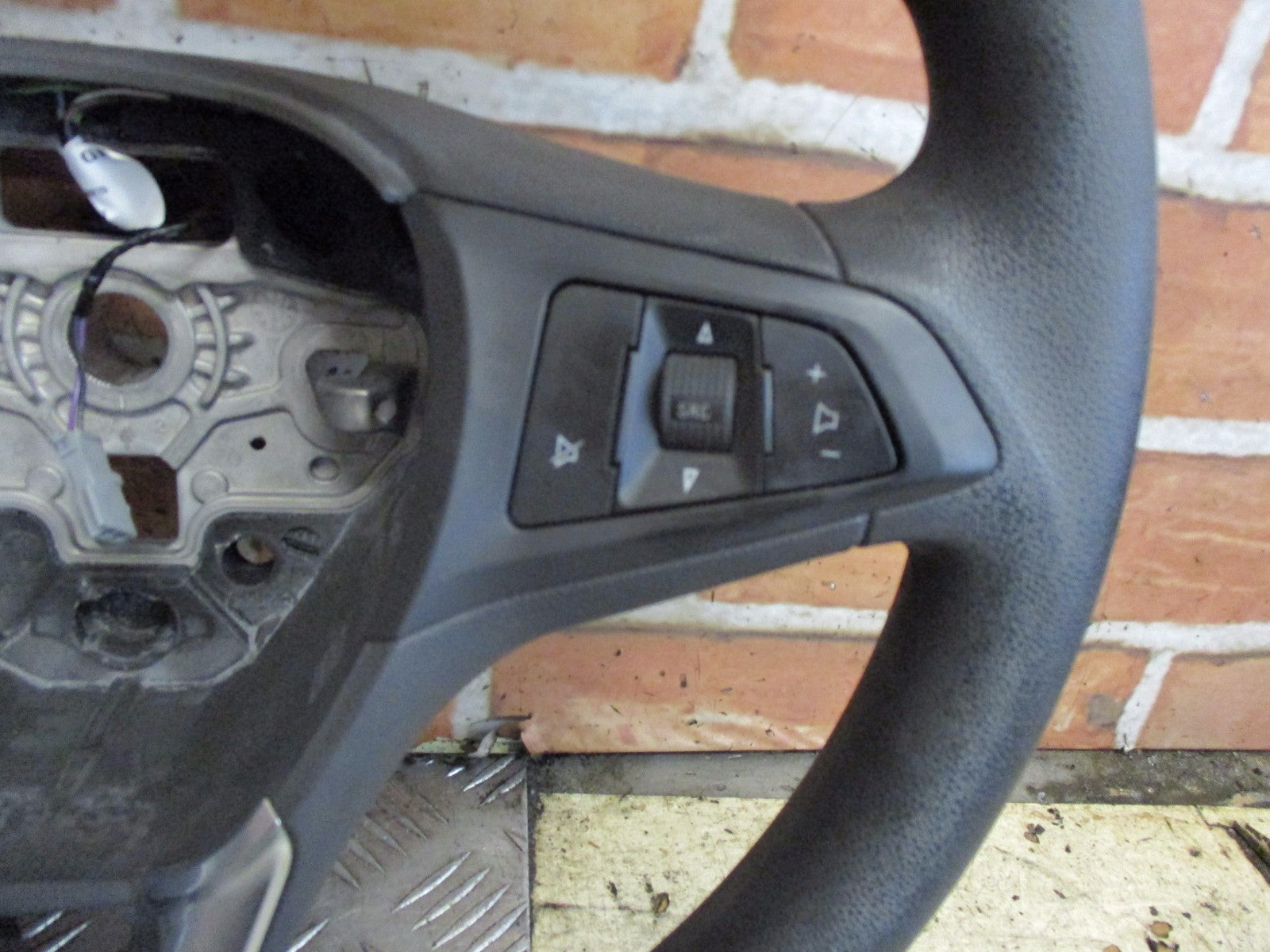 VAUXHALL VIVA 2015 MULTI UNCTION 3 SPOKE STEERING WHEEL AUDIO BUTTONS 94525829