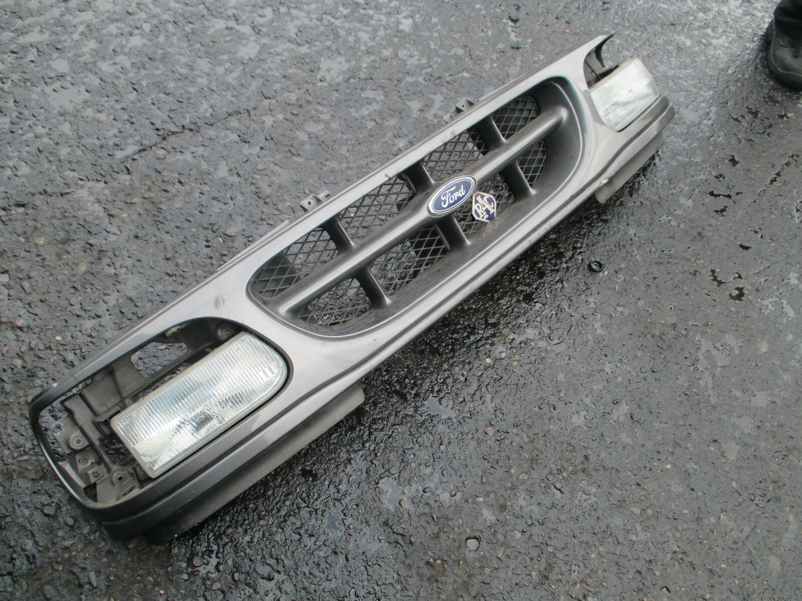 FORD EXPLORER V8 2000 4.0 PETROL FRONT COMPLETE UPPER BUMPER RADIATOR GRILL