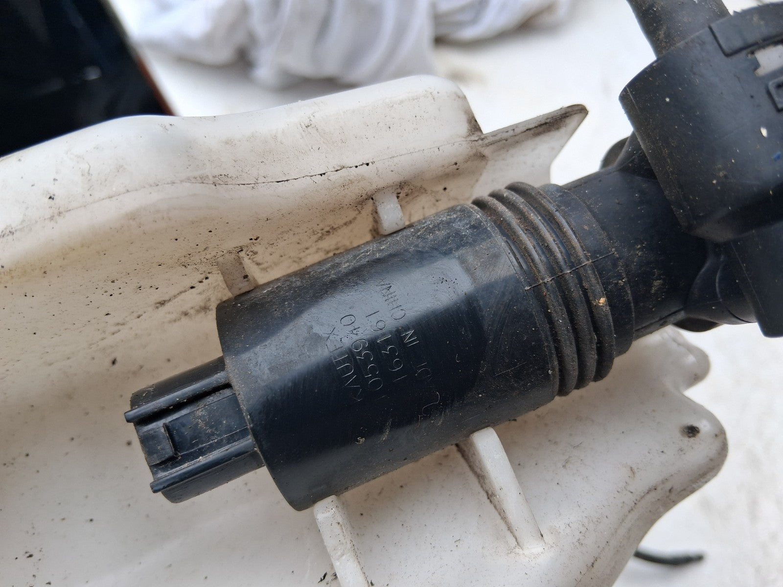 2016 NISSAN JUKE F15 FRONT WINDSCREEN WASHER BOTTLE RESERVOIR