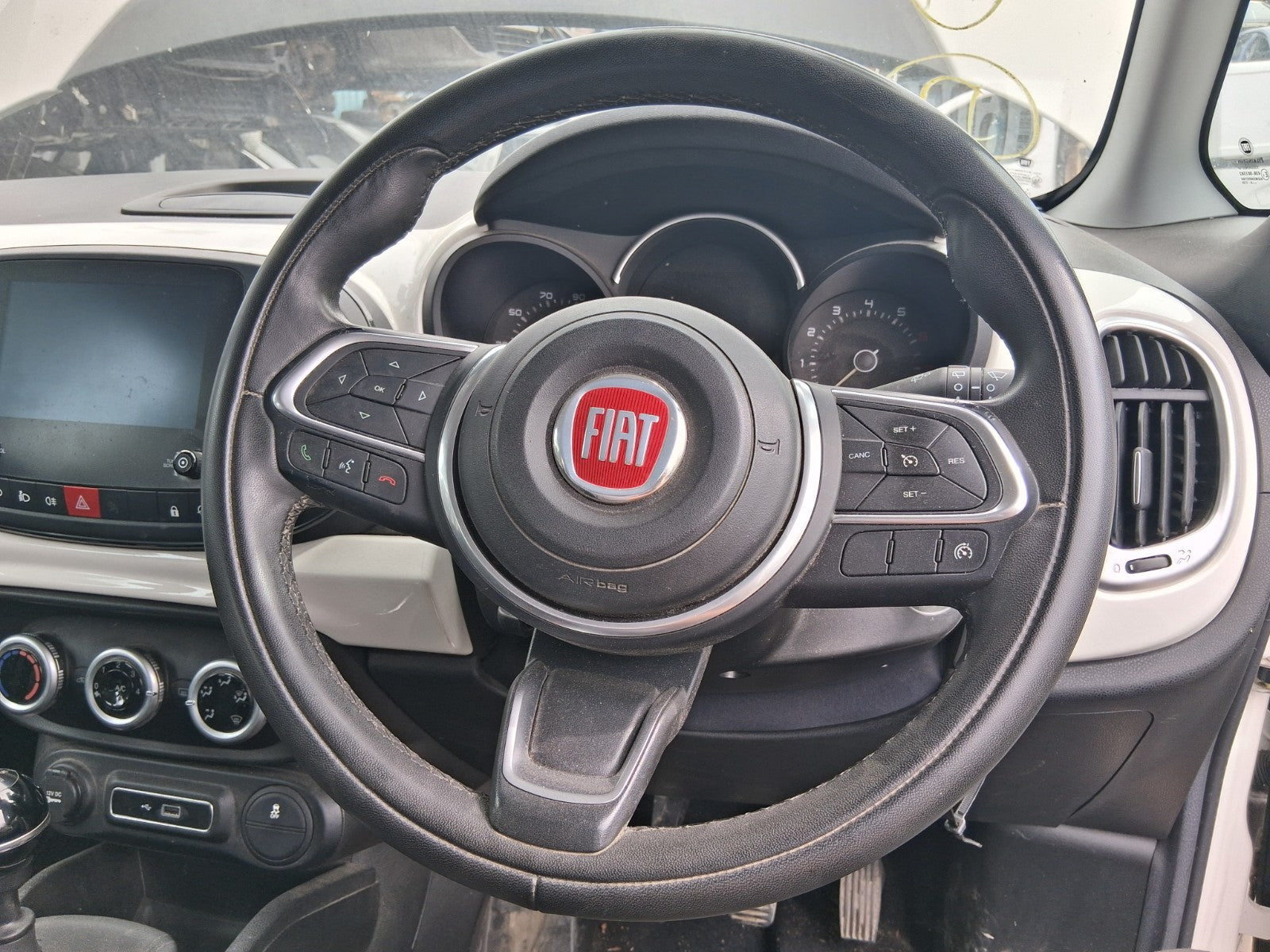 2019 FIAT 500L HATCH 3 SPOKE MULRIFUNCTION LEATHER STEERING WHEEL NO AIRBAG