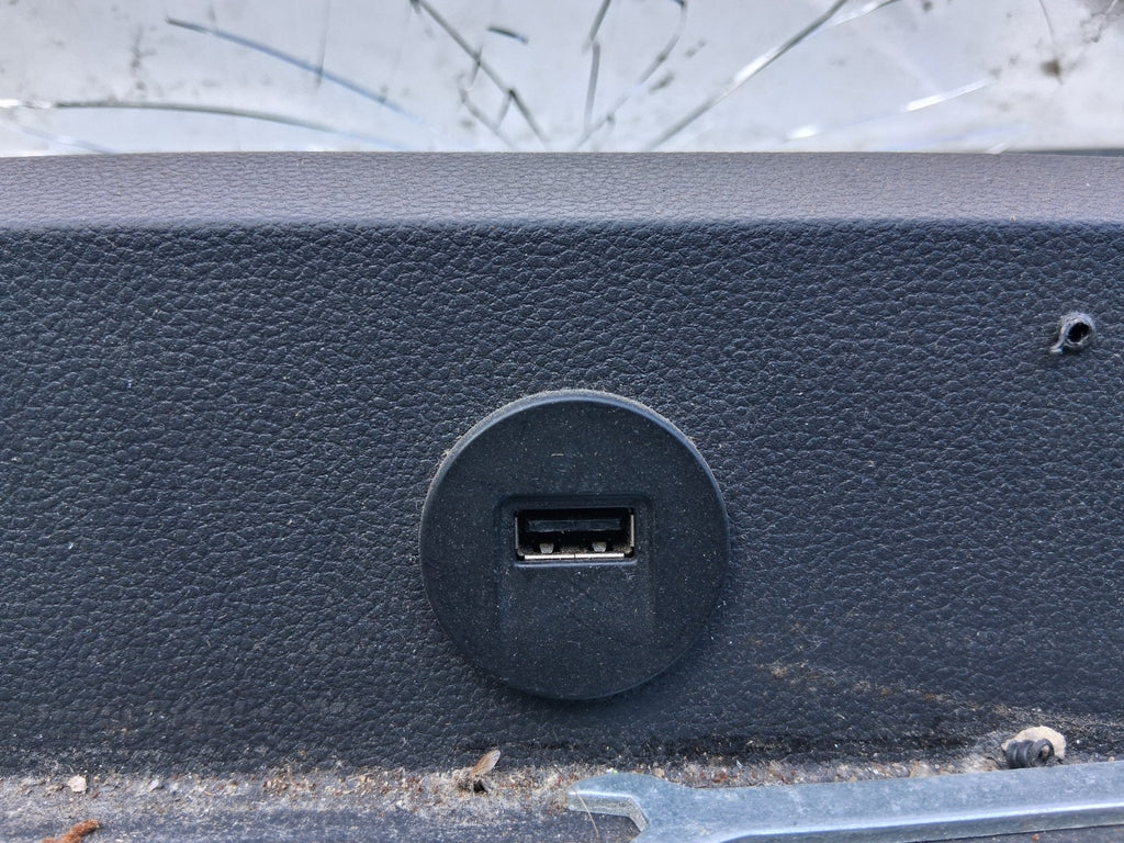 2024 RENAULT MASTER MK3 DASH USB PORT SOCKET CONNECTOR