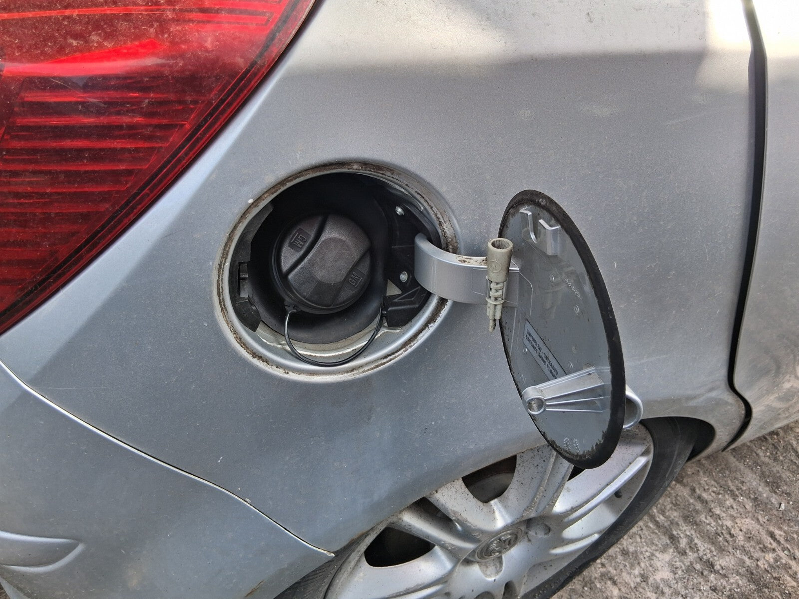 2009 VAUXHALL CORSA D FUEL FILLER CAP FLAP LID SILVER