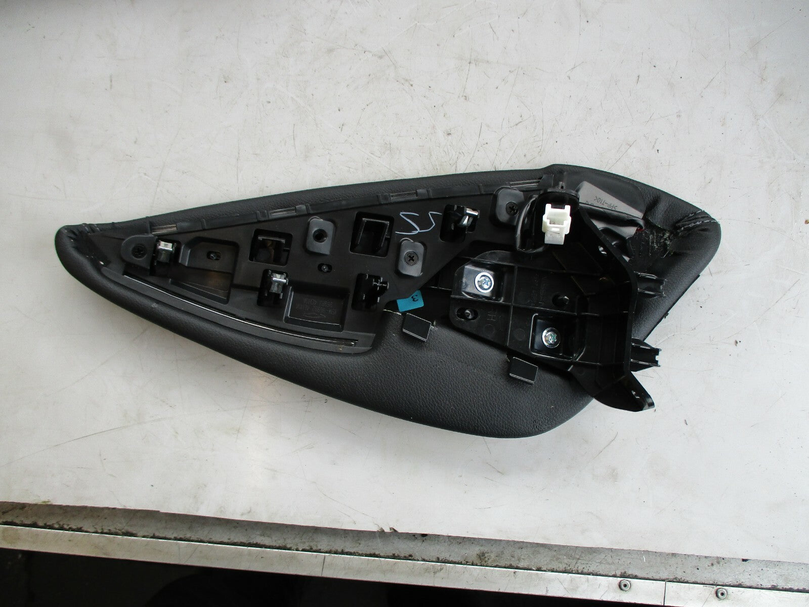 NISSAN QAHSQAI J11 MK2 CENTRE CONSOLE OS DRIVER SIDE TRIM 969RJ4EH0A