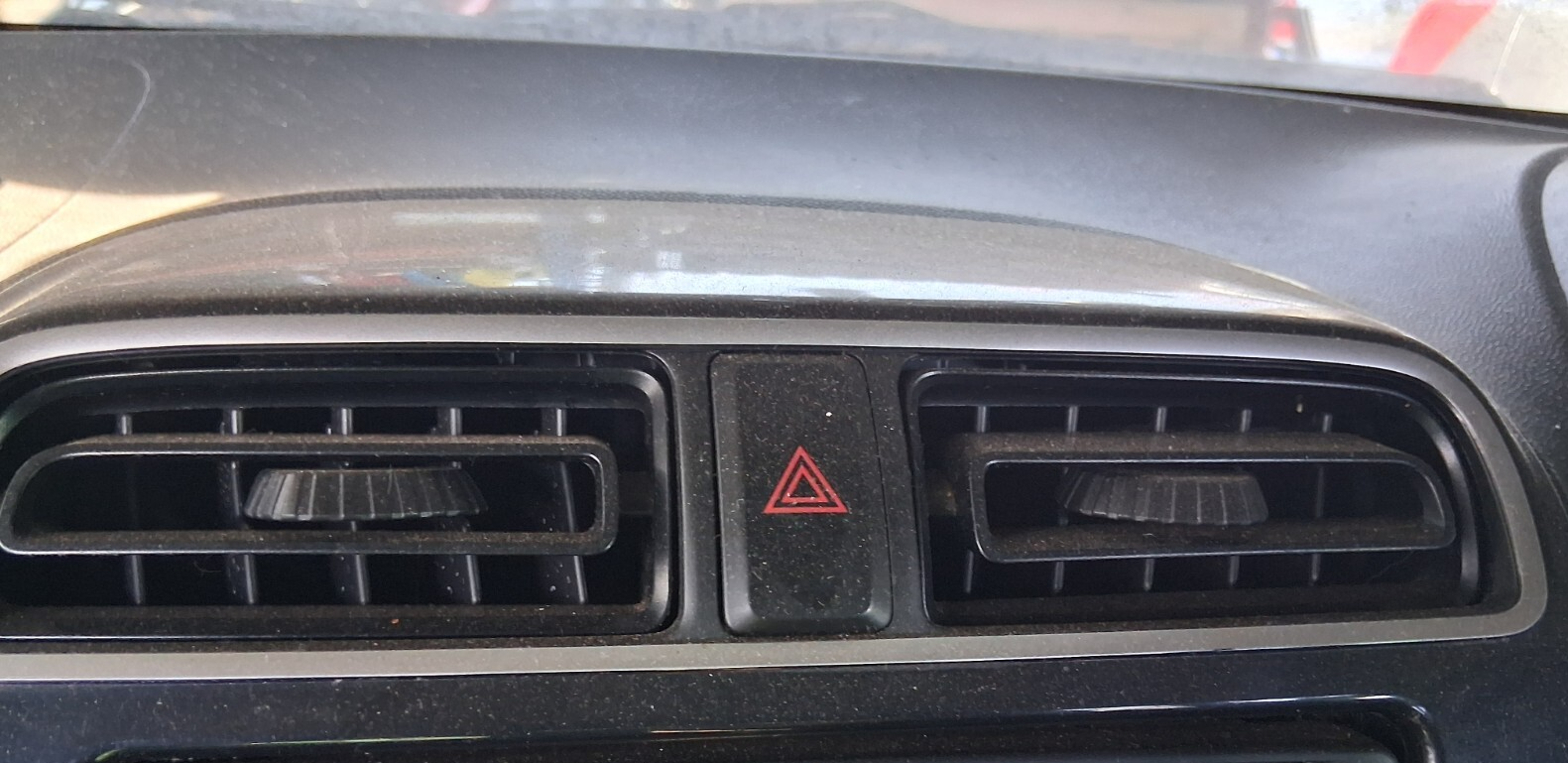 2016 MITSUBISHI MIRAGE MK6 DASHBOARD CENTRE AIR VENT WITH HAZARD SWITCH