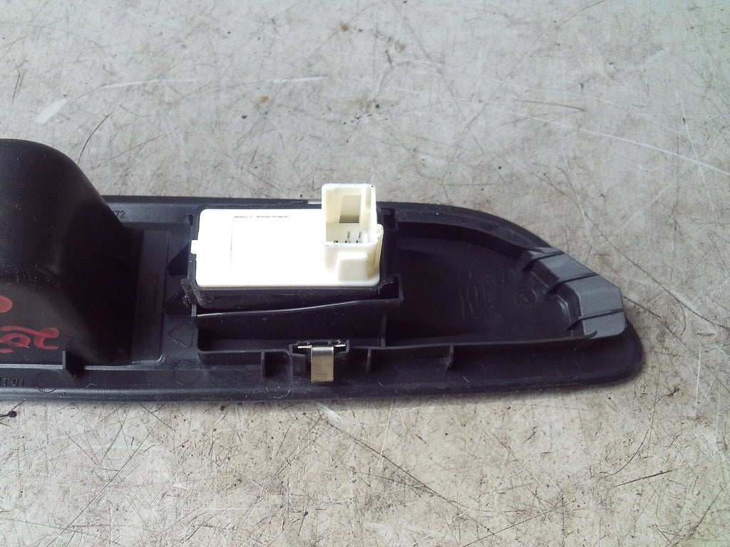 21 CITROEN C4 MK3 NSR PASSENGER SIDE REAR LEFT WINDOW CONTROL SWITCH 9831081580