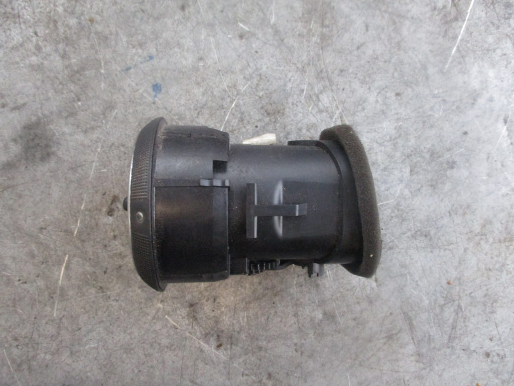 AUDI A3 8P MK2 DASHBOARD AIR VENT 8P0820901