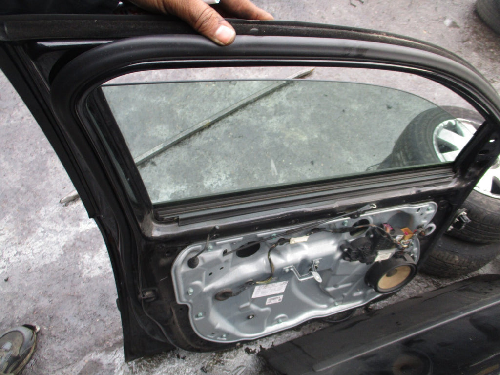 VW VOLKSWAGEN POLO MK4 2003 5 DOOR NSF PASSENGER FRONT COMPLETE DOOR BLACK