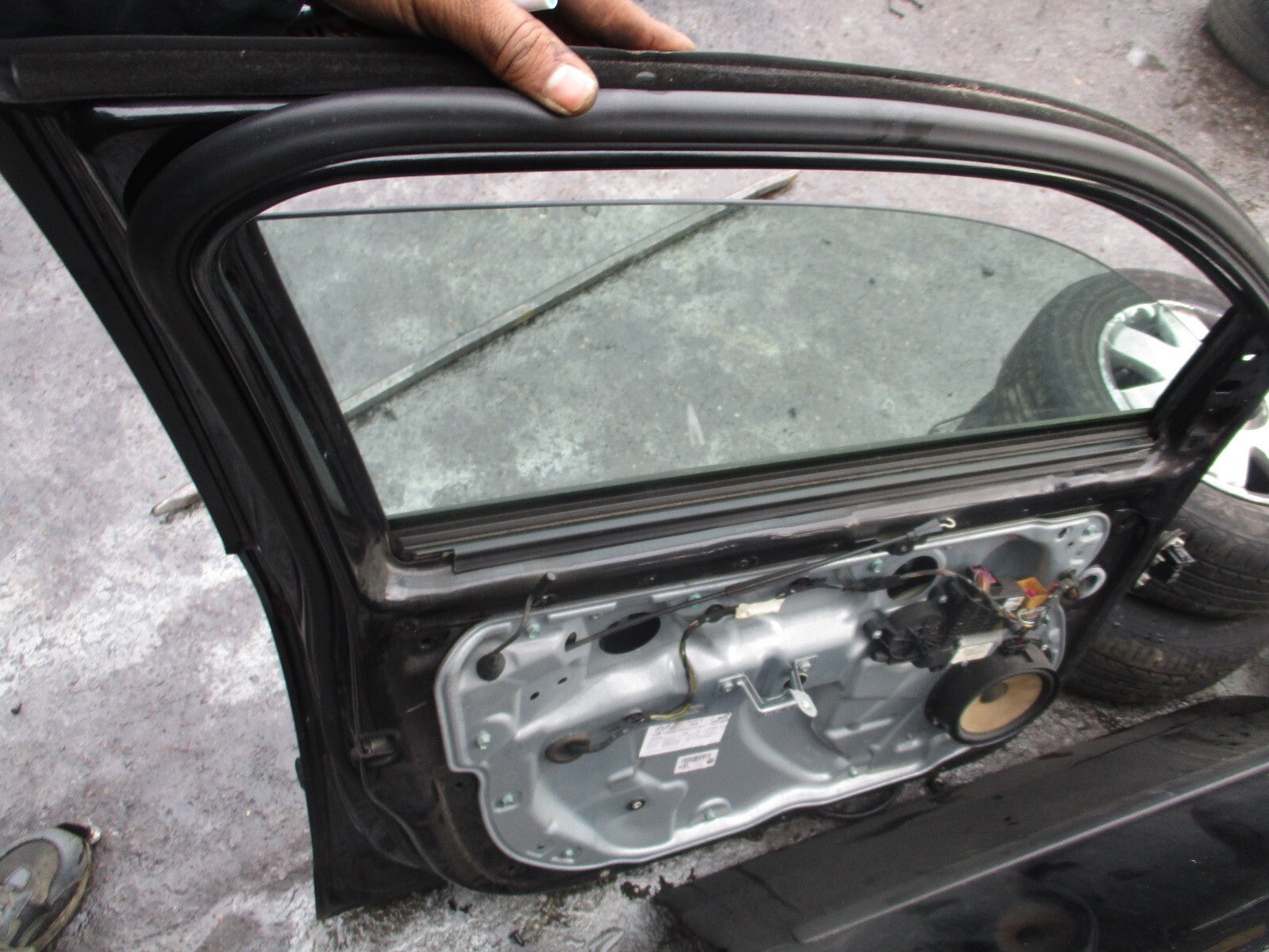 VW VOLKSWAGEN POLO MK4 2003 5 DOOR NSF PASSENGER FRONT COMPLETE DOOR BLACK