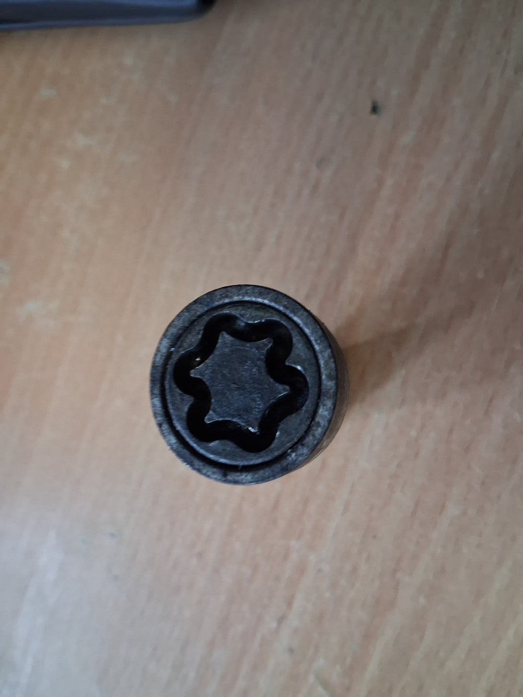 2018 VW VOLSWAGEN  GOLF MK7 WHEEL LOCKING NUTS WITH KEY