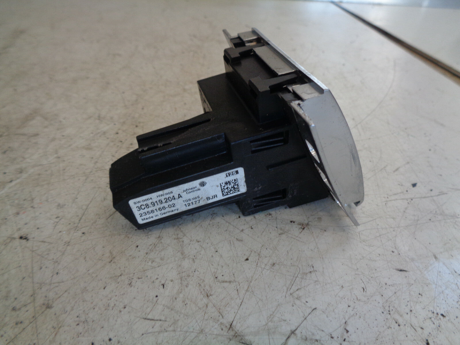 VW VOLKSWAGEN PASSAT B6 2007 FRONT DASHBOARD CENTER CLOCK DISPLAY 3C8919204A