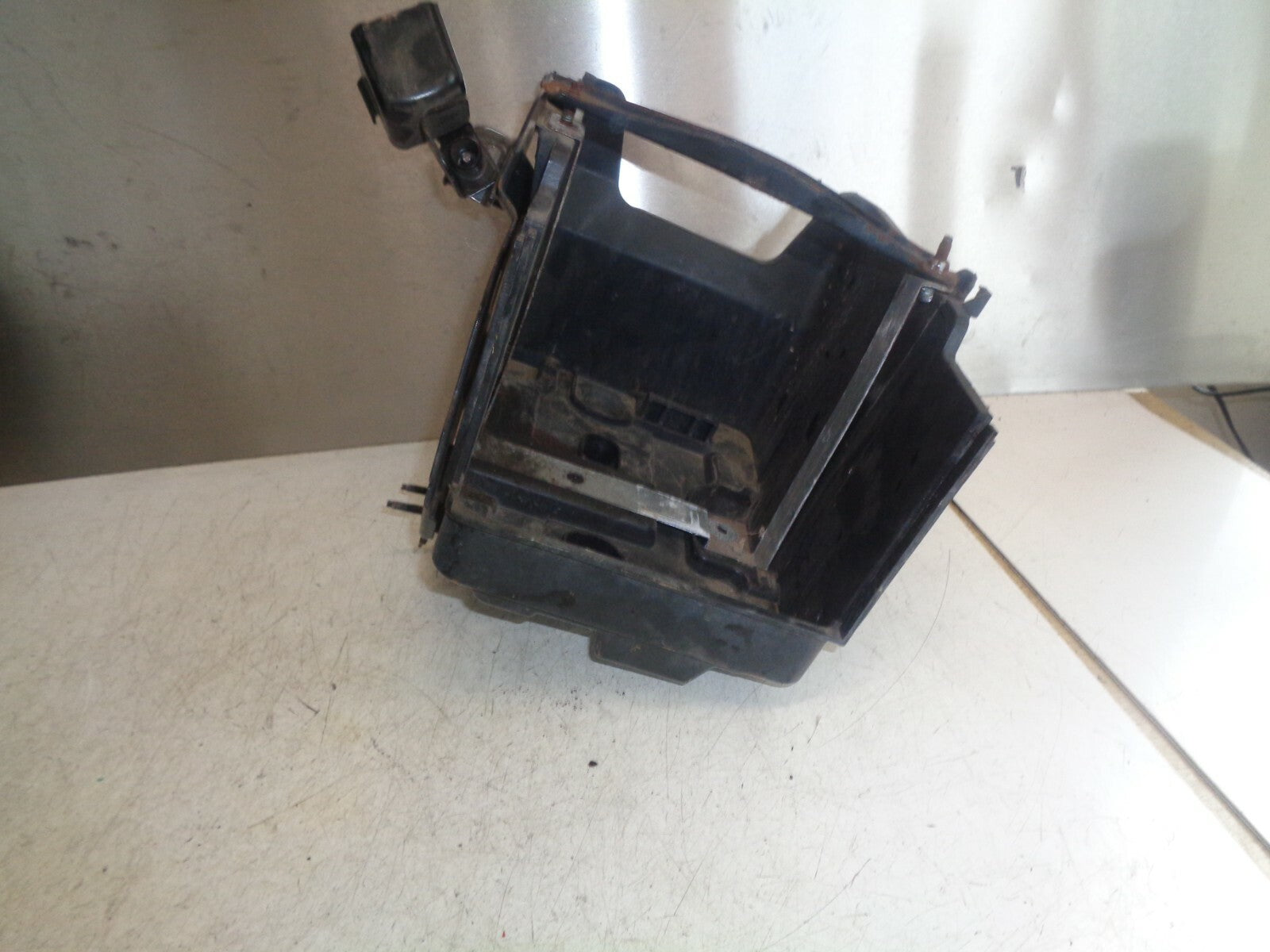 FORD FIESTA MK7 2012 PETROL BATTERY TRAY