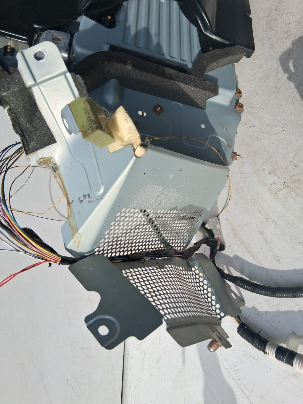 TOYOTA ESTIMA MK3 2013 BATTERY BOTTOM TRAY COVER / CASING