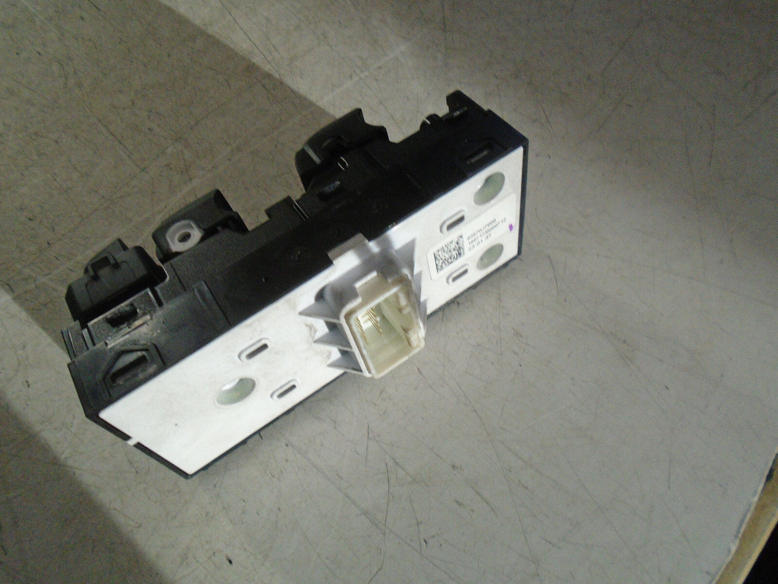 KIA CEED MK3 2019 OSF DRIVER SIDE FRONT DOOR WINDOW SWITCH 93570J7600