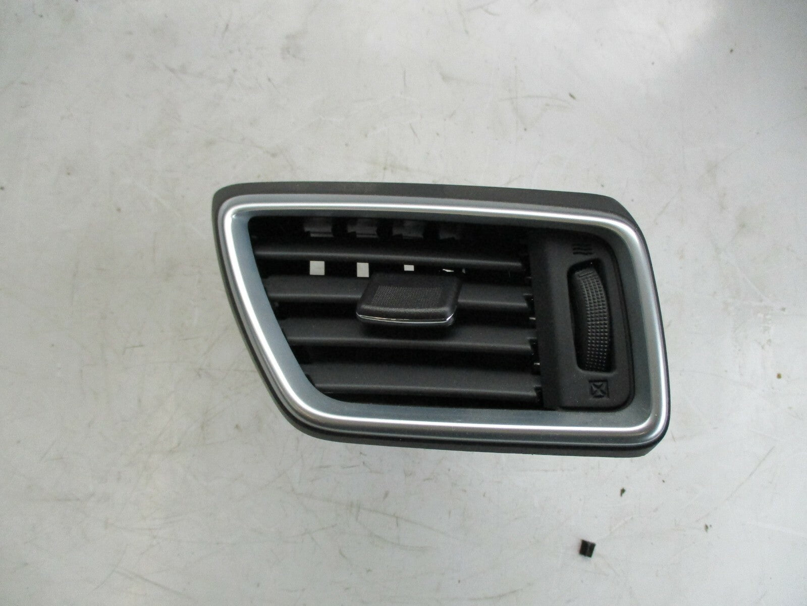 NISSAN QASHQAI J11 MK2 OSF DRIVER SIDE FRONT AIR VENT 68760HV50A