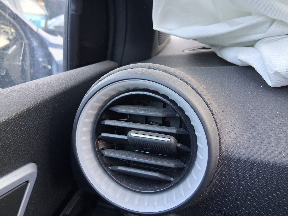 2023 SEAT IBIZA MK5 6F NSF PASSENGER SIDE FRONT LEFT AIR VENT
