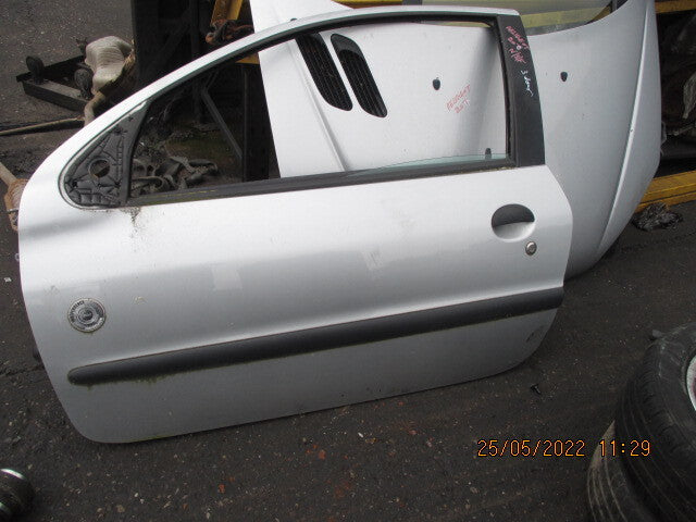 PEUGEOT 206 2005 3 DOOR NSF PASSENGER SIDE COMPLETE DOOR SILVER