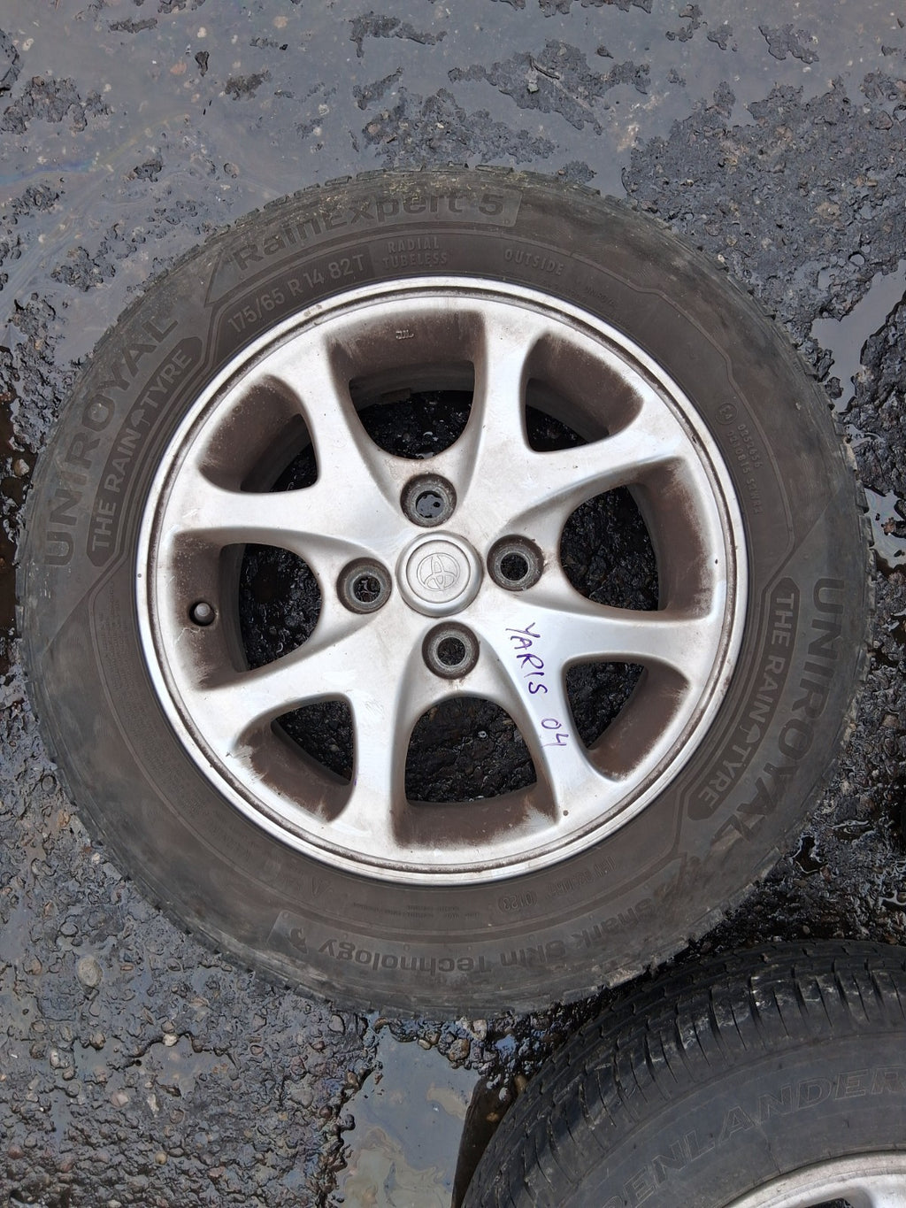 2004 TOYOTA YARIS MK1 14 INCH ALLOY WHEEL WITH TYRE 175/65R14
