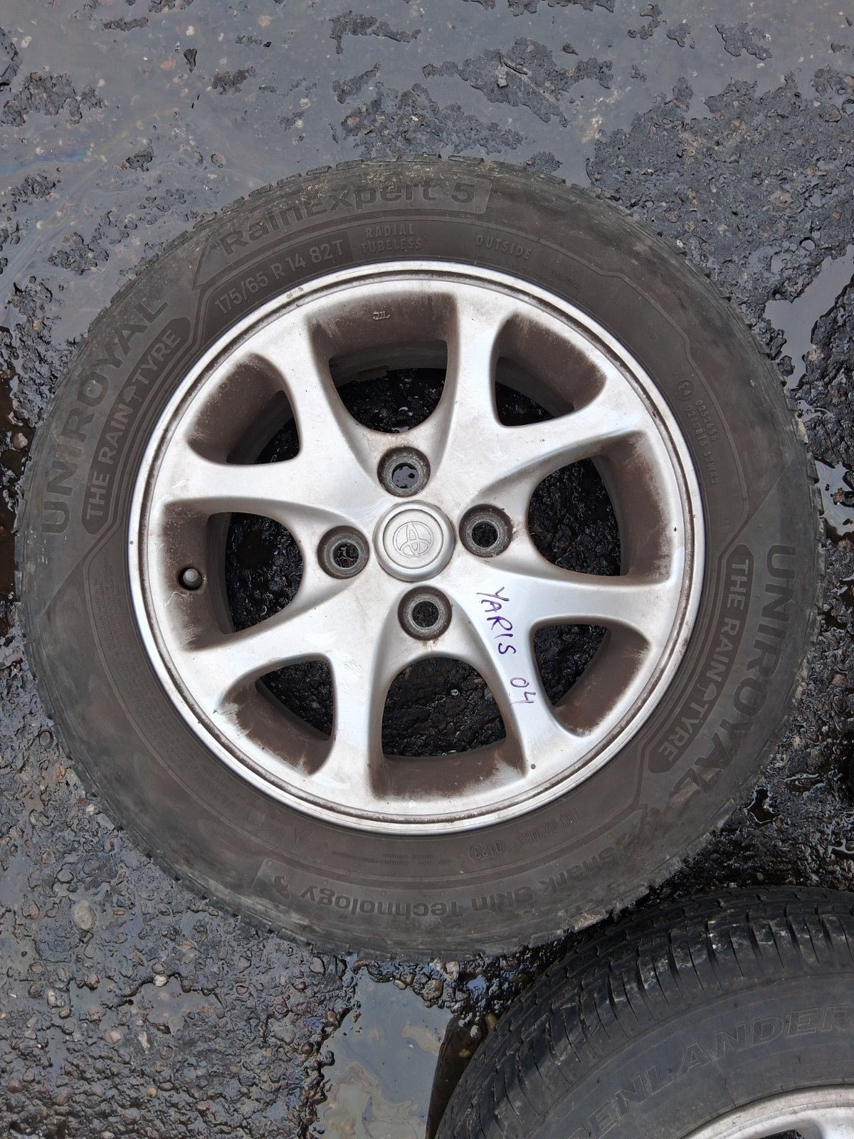 2004 TOYOTA YARIS MK1 14 INCH ALLOY WHEEL WITH TYRE 175/65R14
