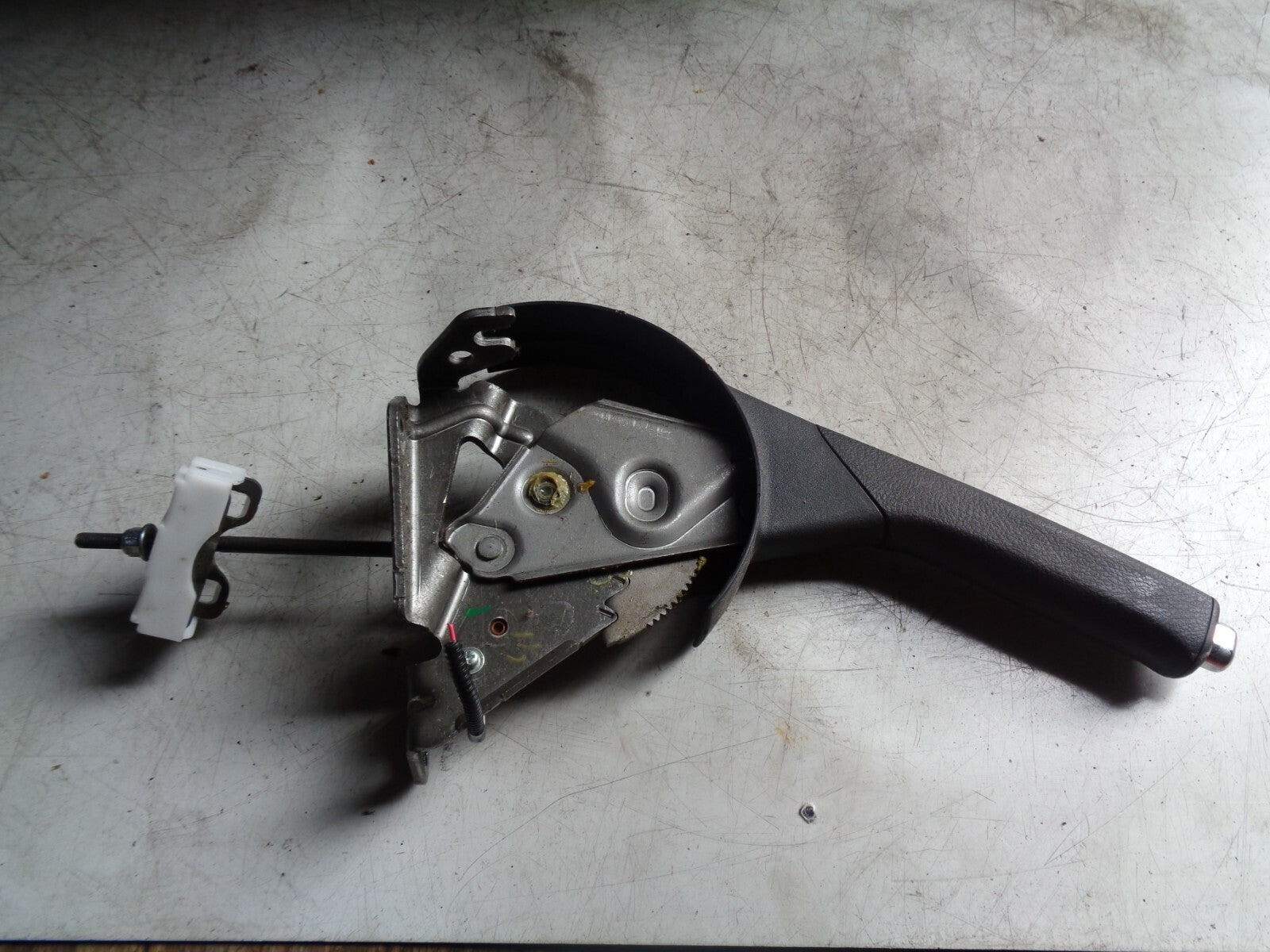 TOYOTA YARIS MK3 2013 HANDBRAKE LEVER BUTTON HANDLE ASSEMBLY