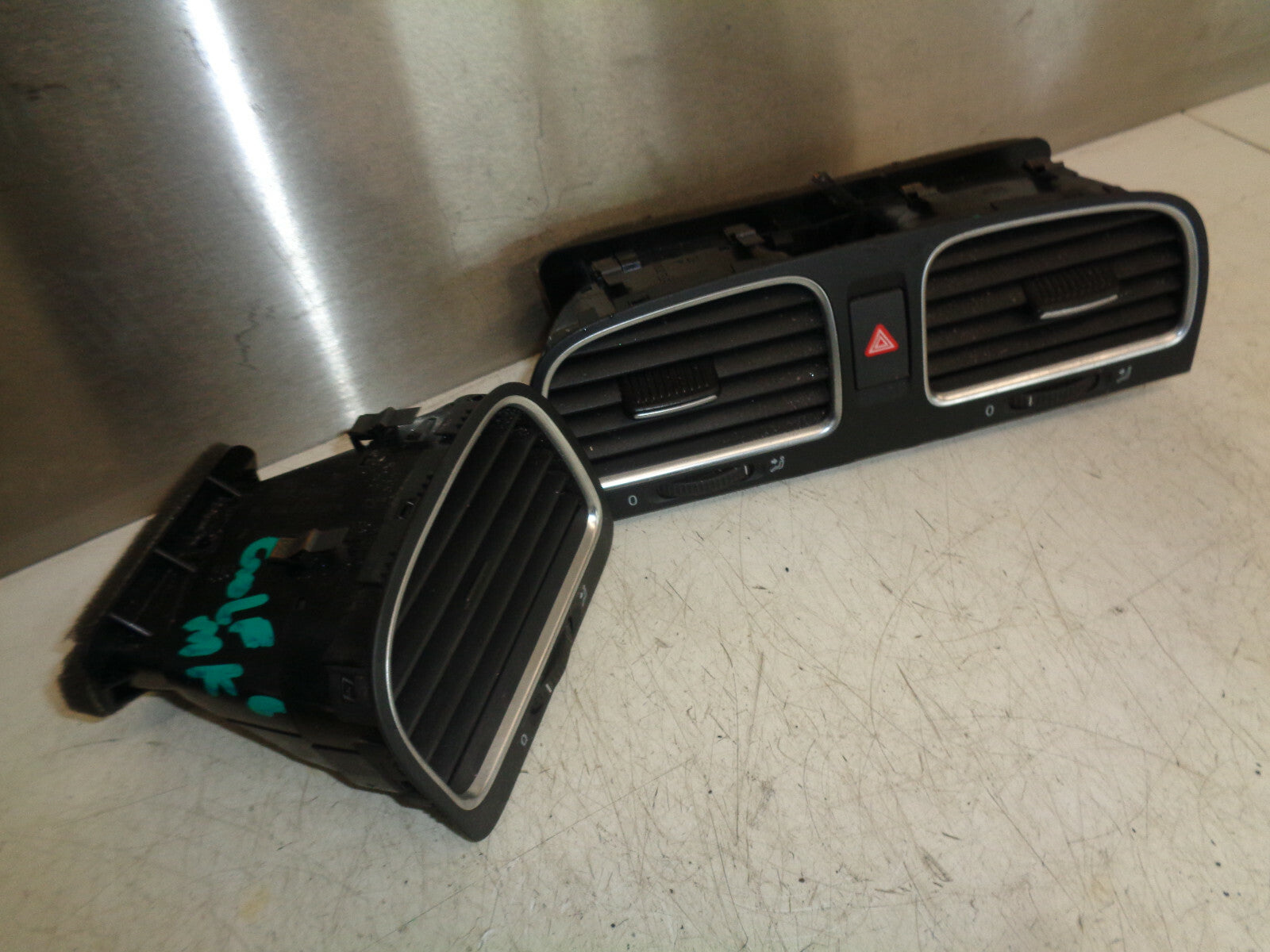 VW VOLKSWAGEN GOLF MK6 2010 CENTRE DASHBOARD + PASSENGER SIDE AIR VENT 5K0815735