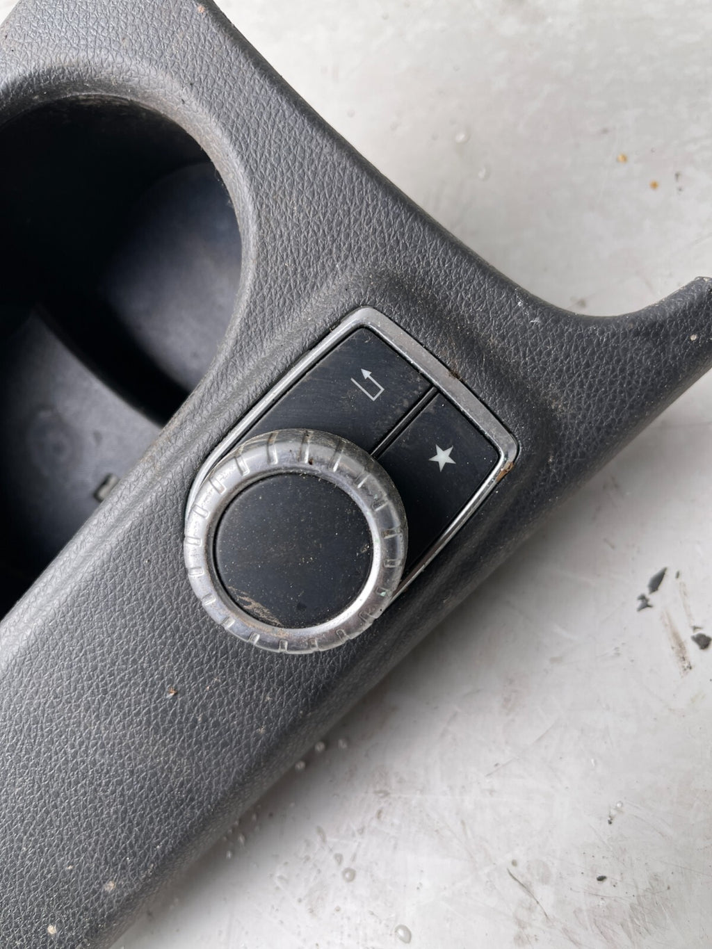 MERCEDES A CLASS W176 CENTRE CONSOLE CUP HOLDERS AND SAT NAV A1766800310