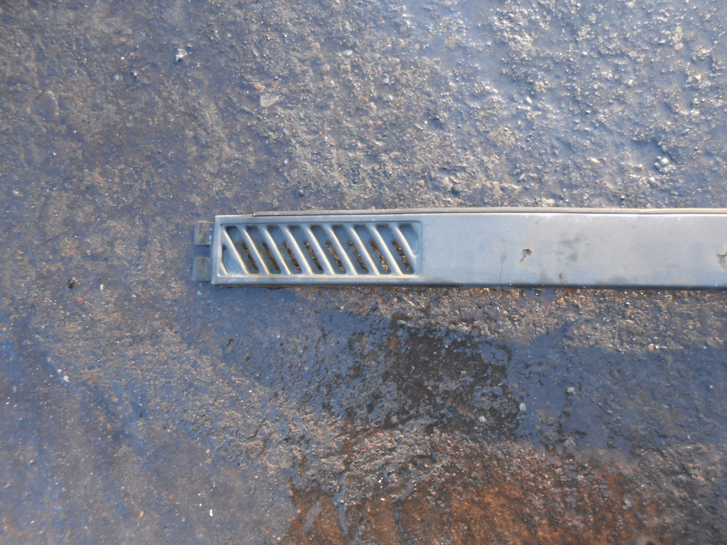 NISSAN VANETTE C22 1994 FRONT PLASTIC TRIM STRIP PANEL & BADGE 61892Y9600