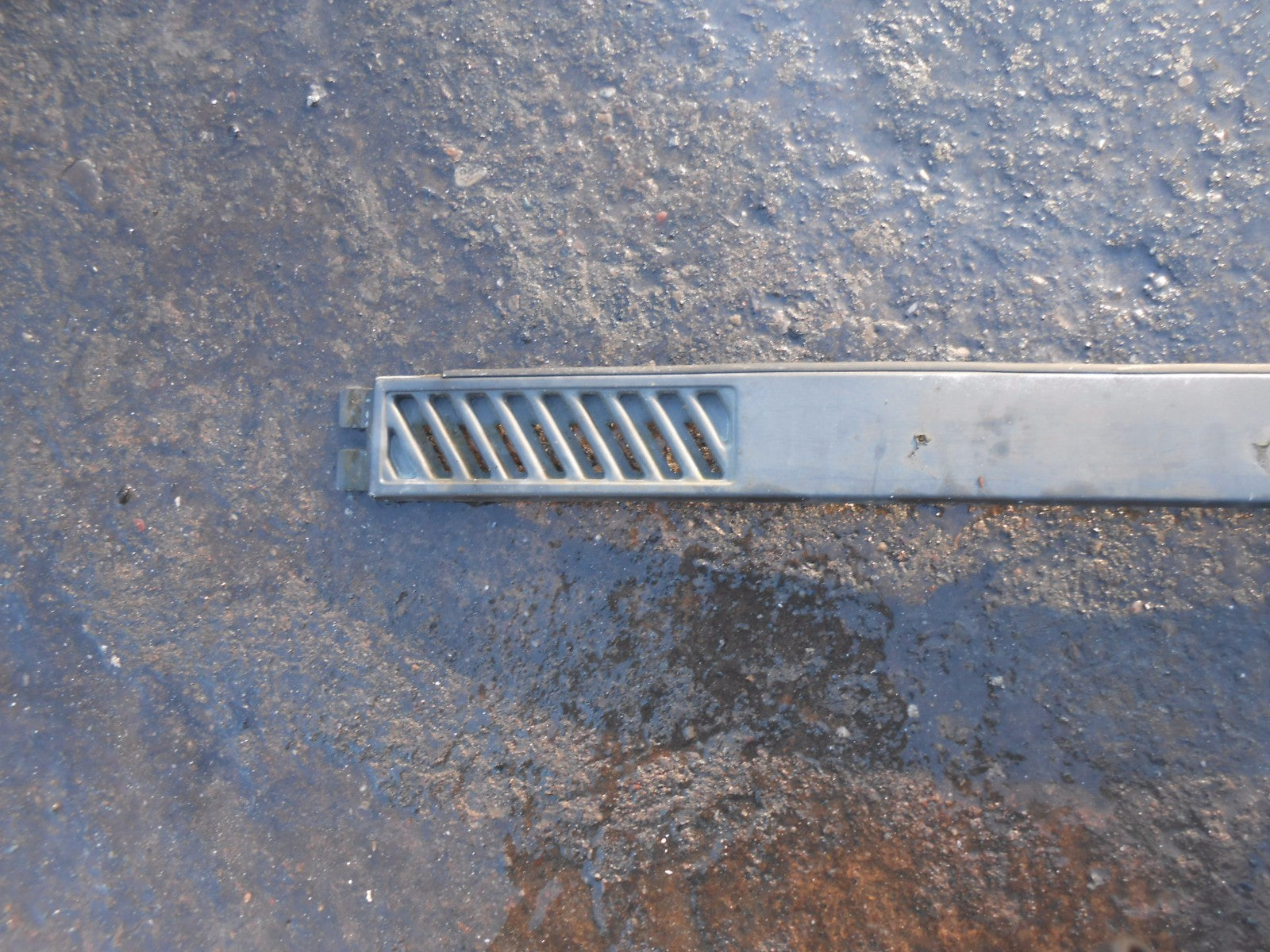 NISSAN VANETTE C22 1994 FRONT PLASTIC TRIM STRIP PANEL & BADGE 61892Y9600