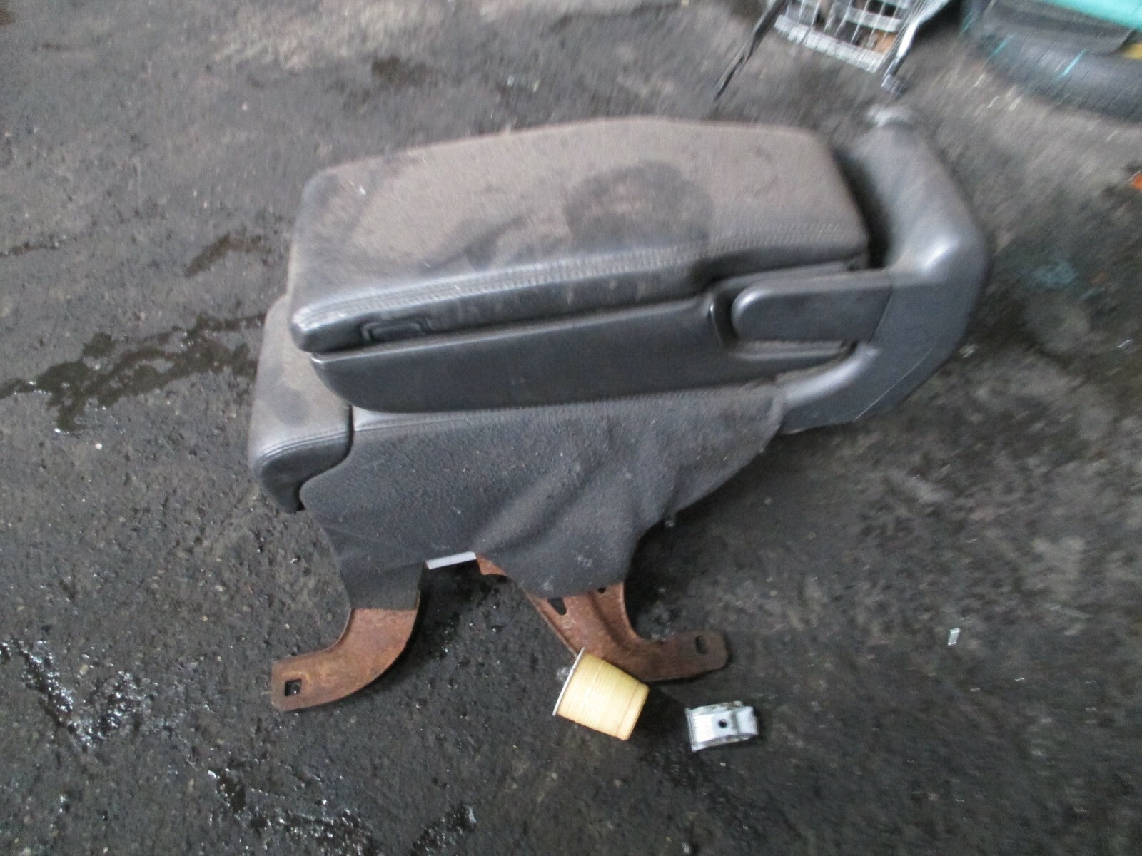LINCOLN TOWN CAR LIMOUSINE 2006 CENTRE CONSOLE ARM REST STORAGE BOX COMPARTMENT
