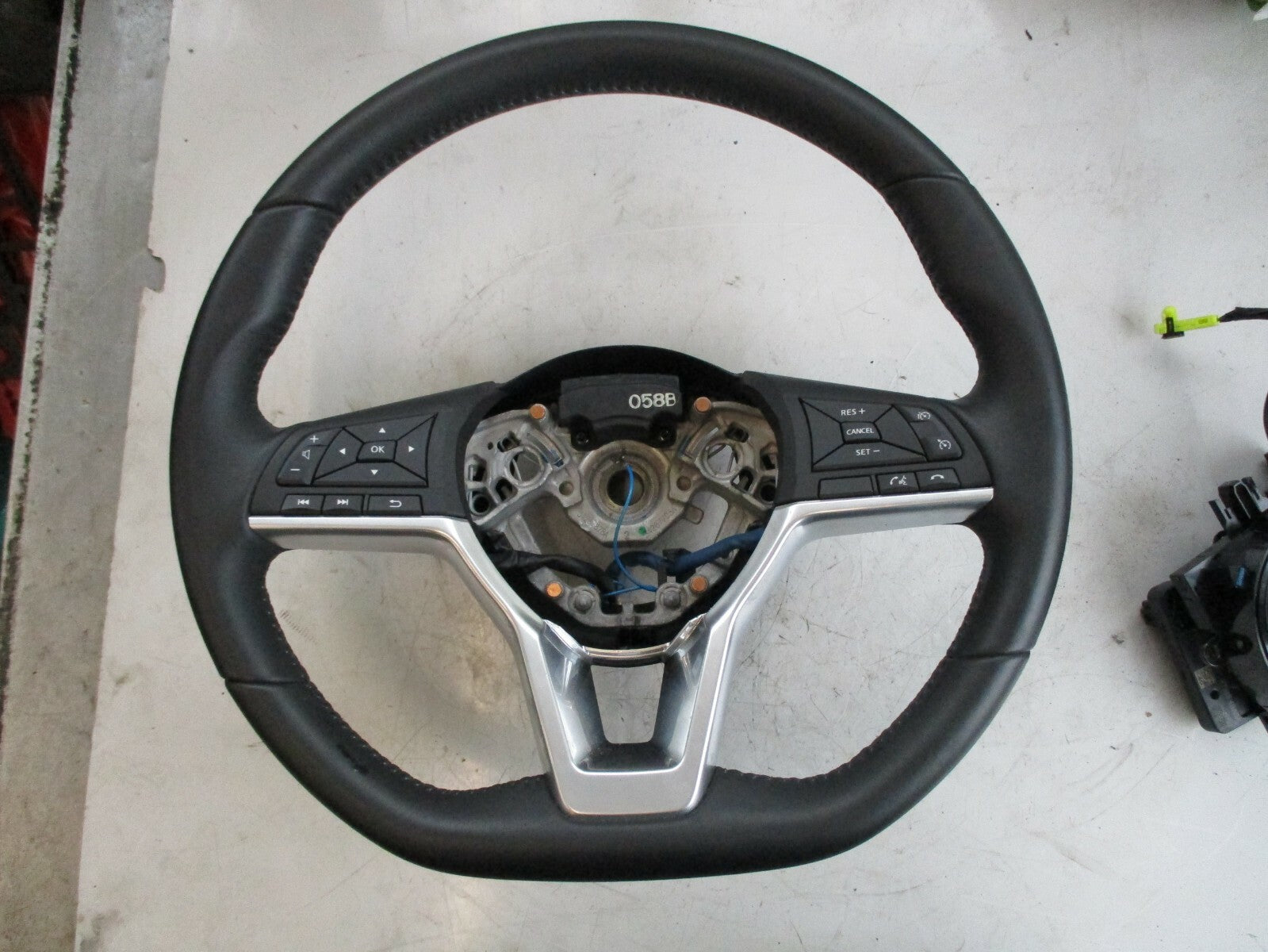 NISSAN QASHQAI J11 FACELIFT FLAT BOTTOM MULTI FUNCTION STEERING WHEEL 48430HV05C