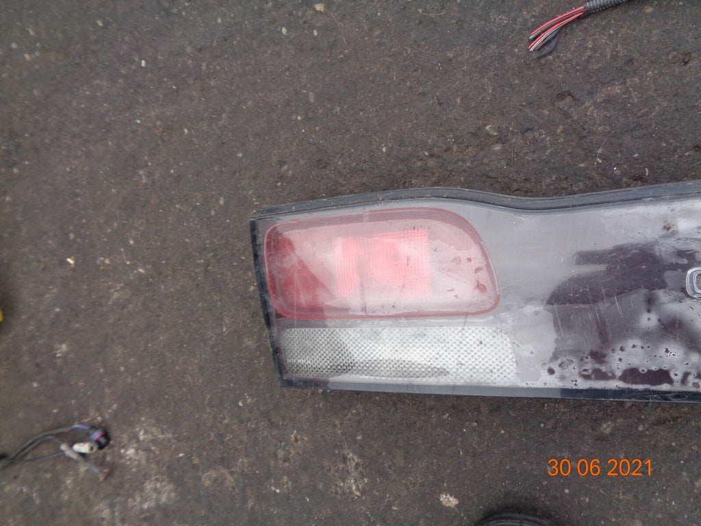 LEXUS GS300 GS 2000 REAR BOOT TAILGATE TAIL LIGHT BRAKE PANEL STRIP