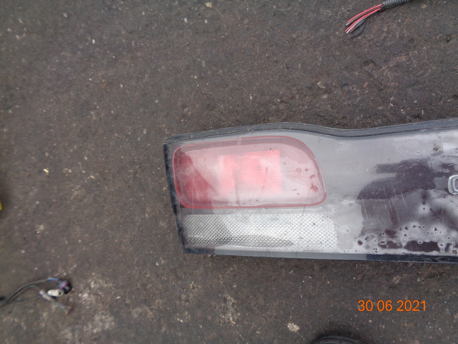 LEXUS GS300 GS 2000 REAR BOOT TAILGATE TAIL LIGHT BRAKE PANEL STRIP