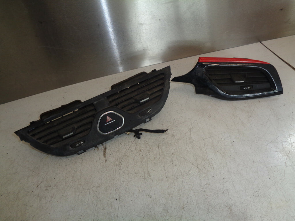VAUXHALL CORSA E MK4 2018 FRONT DASHBOARD CENTRE + OS AIR VENT 13377949 13377946