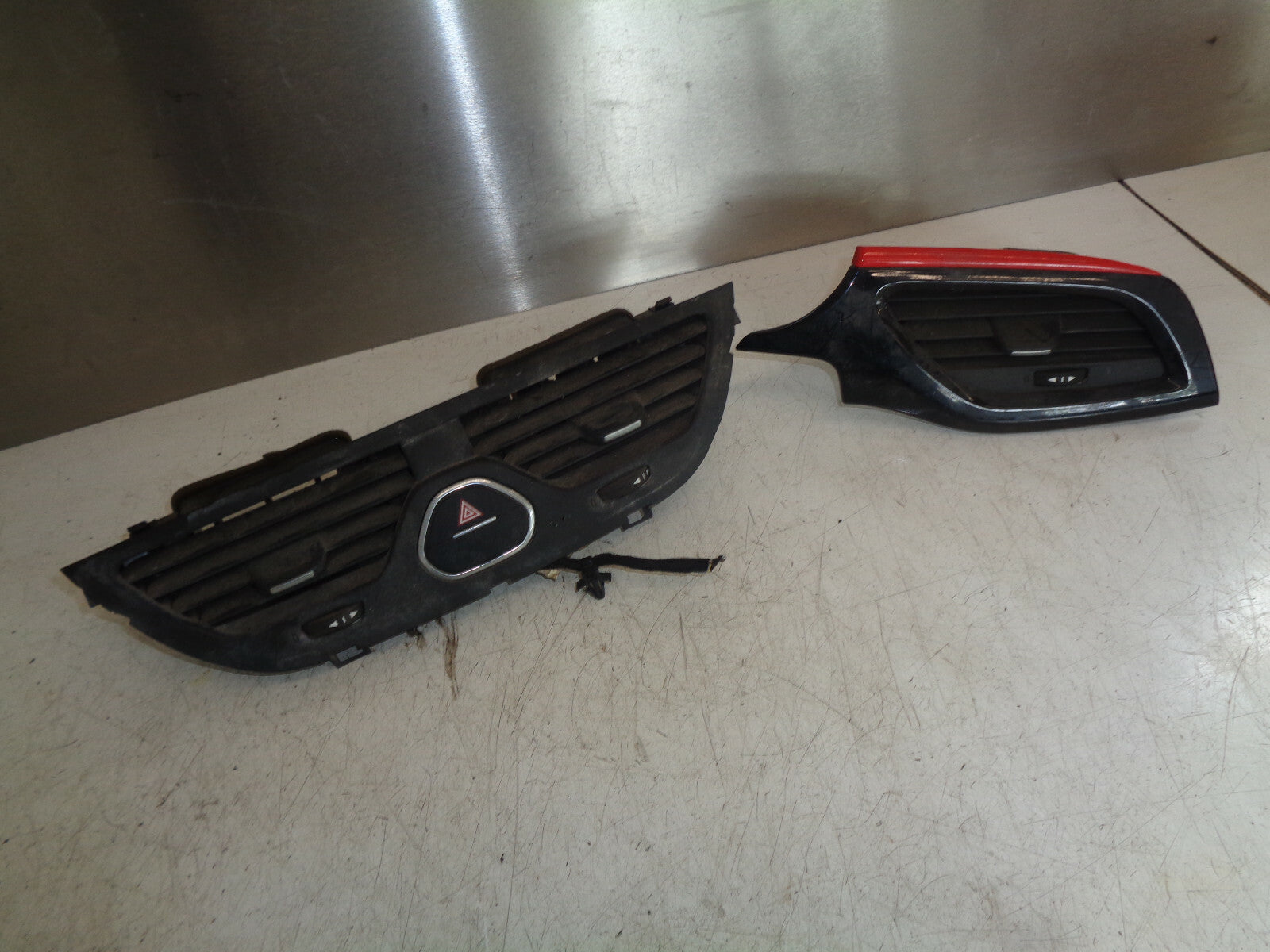 VAUXHALL CORSA E MK4 2018 FRONT DASHBOARD CENTRE + OS AIR VENT 13377949 13377946