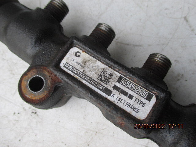FORD FIESTA MK7 2009 1.6 DIESEL FUEL INJECTOR RAIL 9654592680