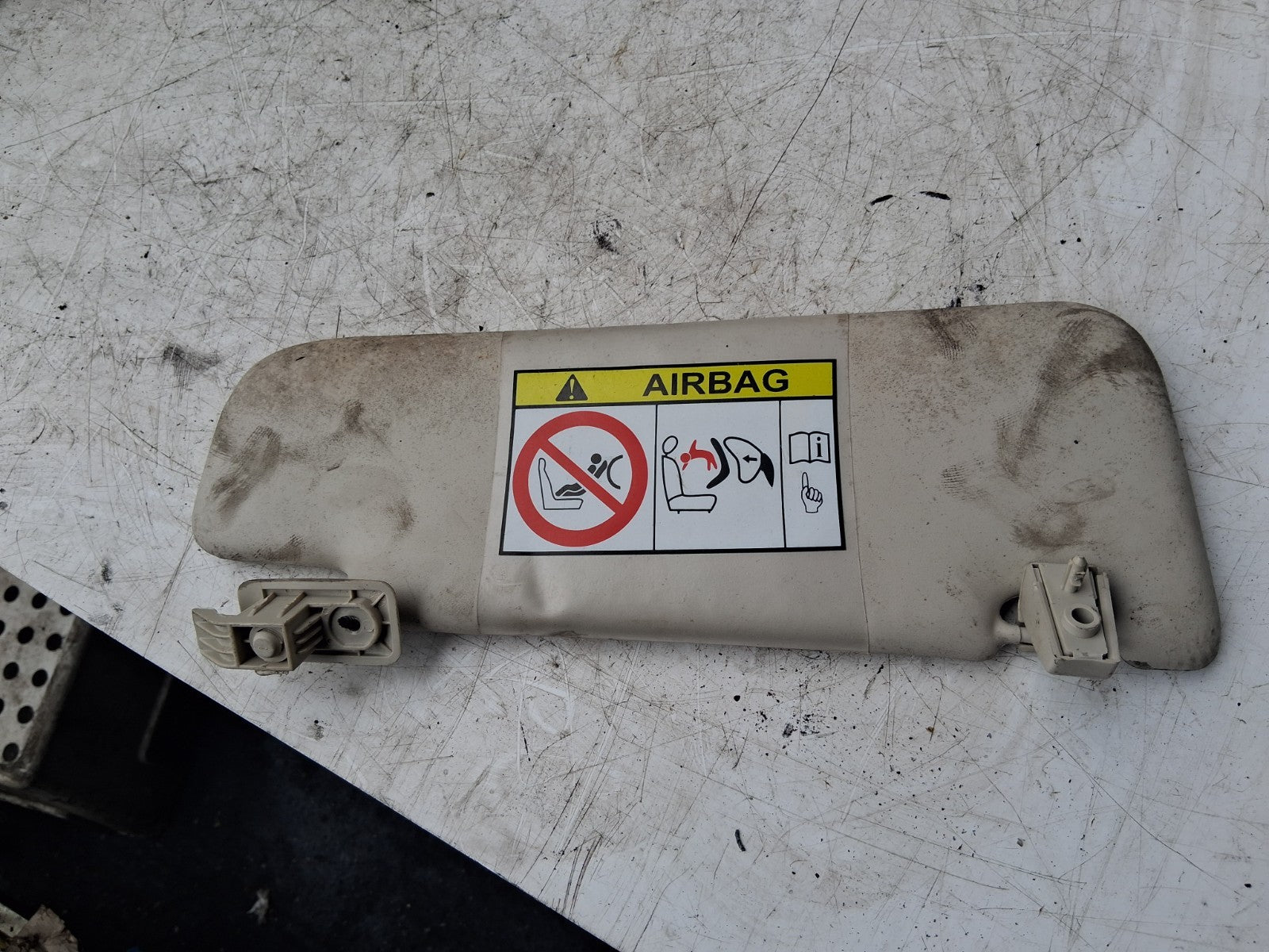 2015 FIAT 500 LOUNGE NSF PASSENGER SIDE FRONT LEFT SUN VISOR SHADE