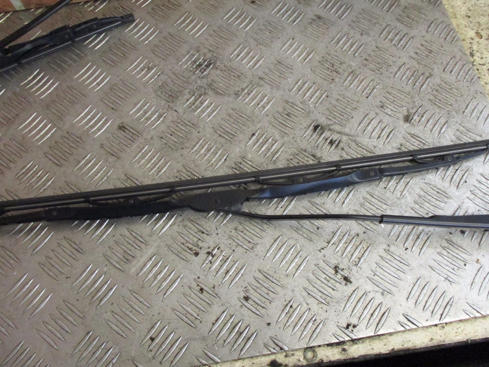 VAUXHALL VIVA 2015 FRONT WINDSCREEN WIPER ARMS AND BLADES 95391366