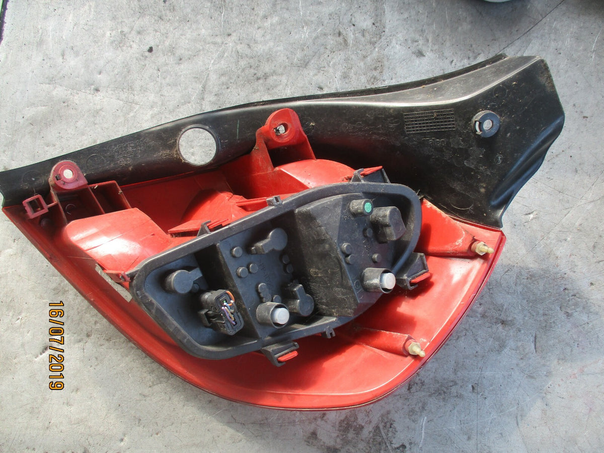 RENAULT CLIO MK3 NS NEAR PASSENGER SIDE REAR LIGHT 89035079
