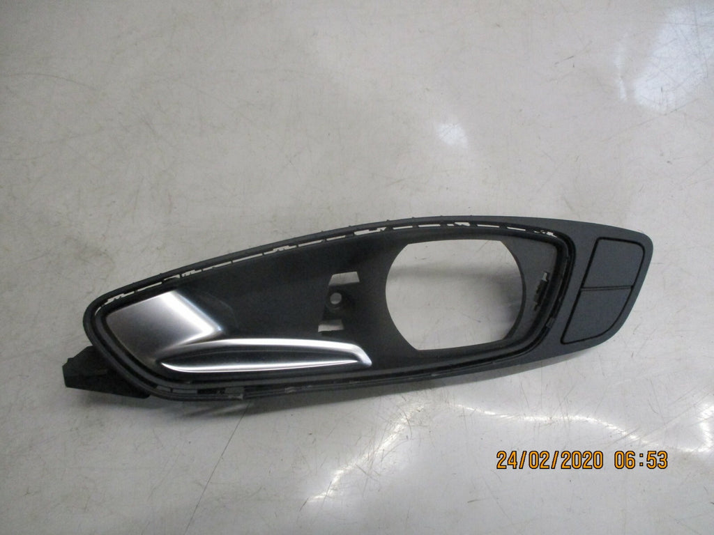 AUDI A1 MK1 8X 2017 NS PASSENGER SIDE INTERIOR DOOR HANDLE BRACKET 8X0837019D