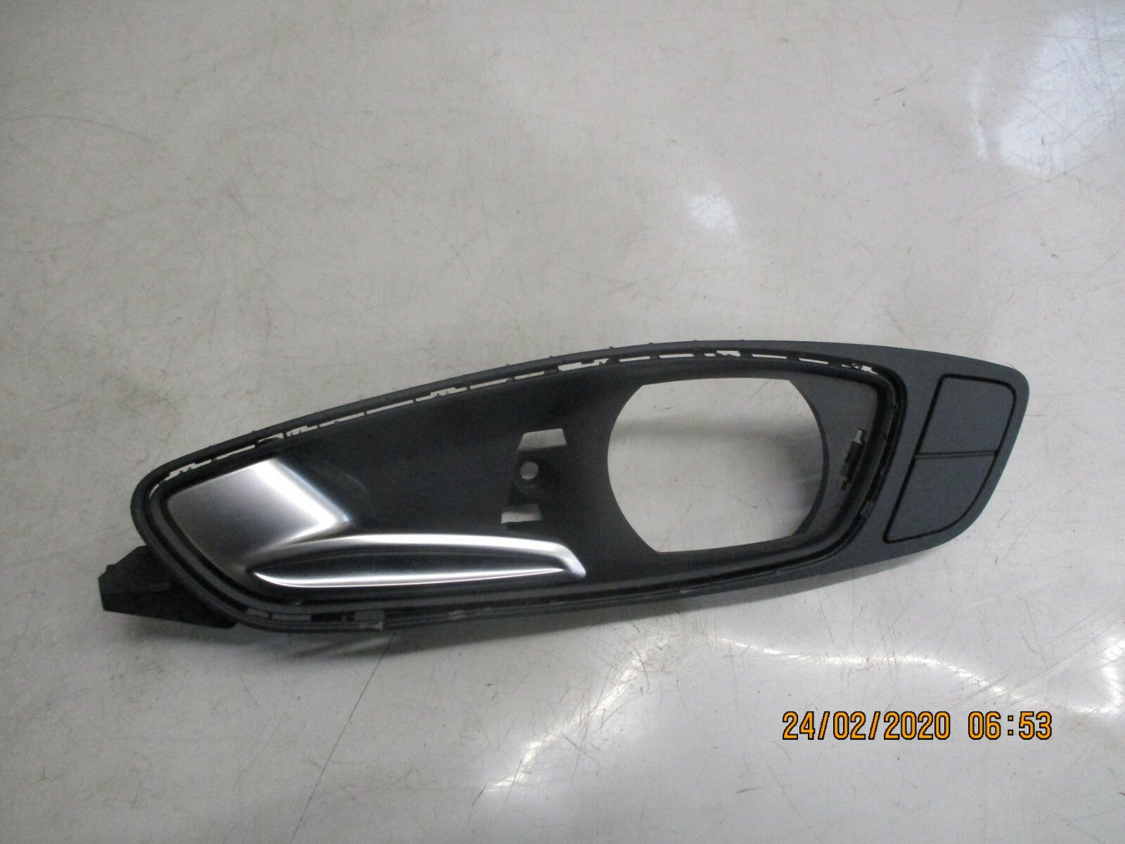 AUDI A1 MK1 8X 2017 NS PASSENGER SIDE INTERIOR DOOR HANDLE BRACKET 8X0837019D