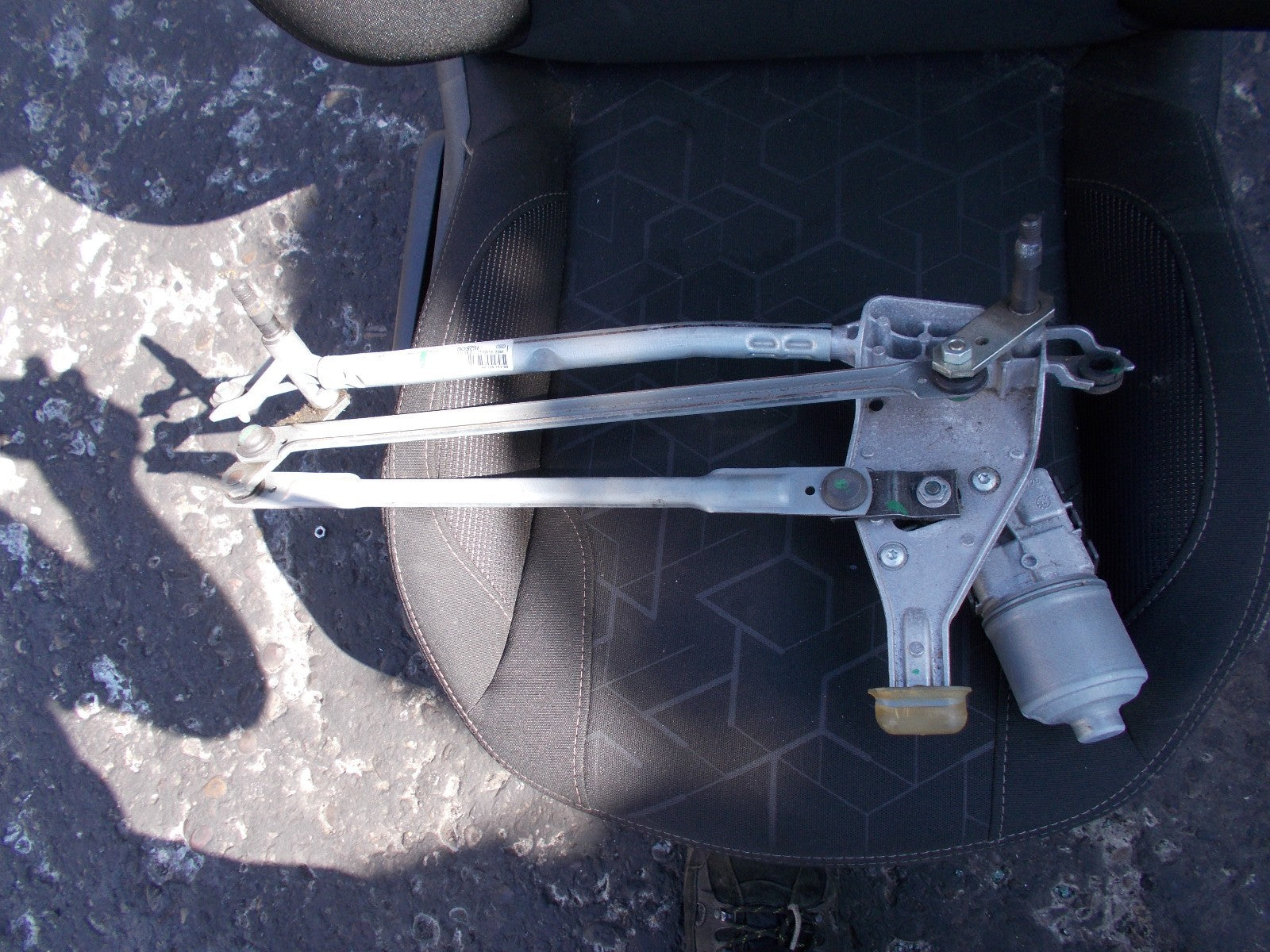 2015 PEUGEOT 2008 FRONT WIPER MOTOR WITH LINKAGE 0 390 241 578 12V 058