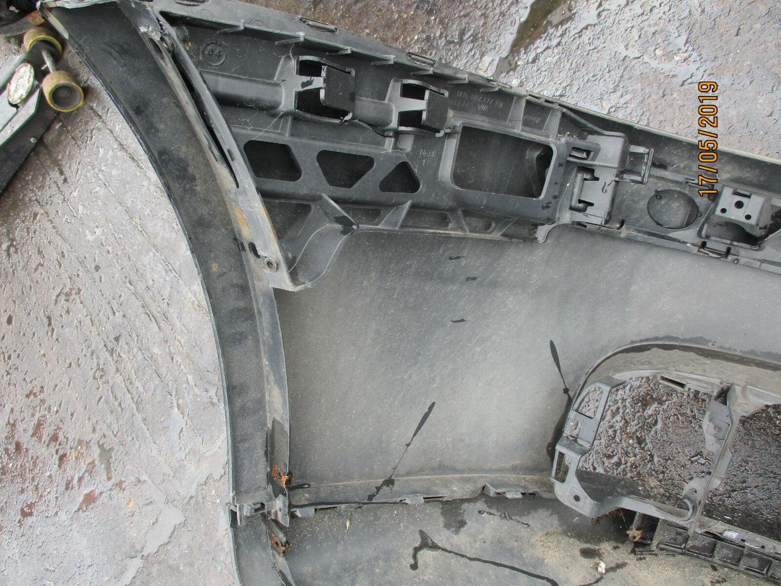 VW VOLKSWAGEN GOLF MK5 FRONT BUMPER BLACK DAMAGED