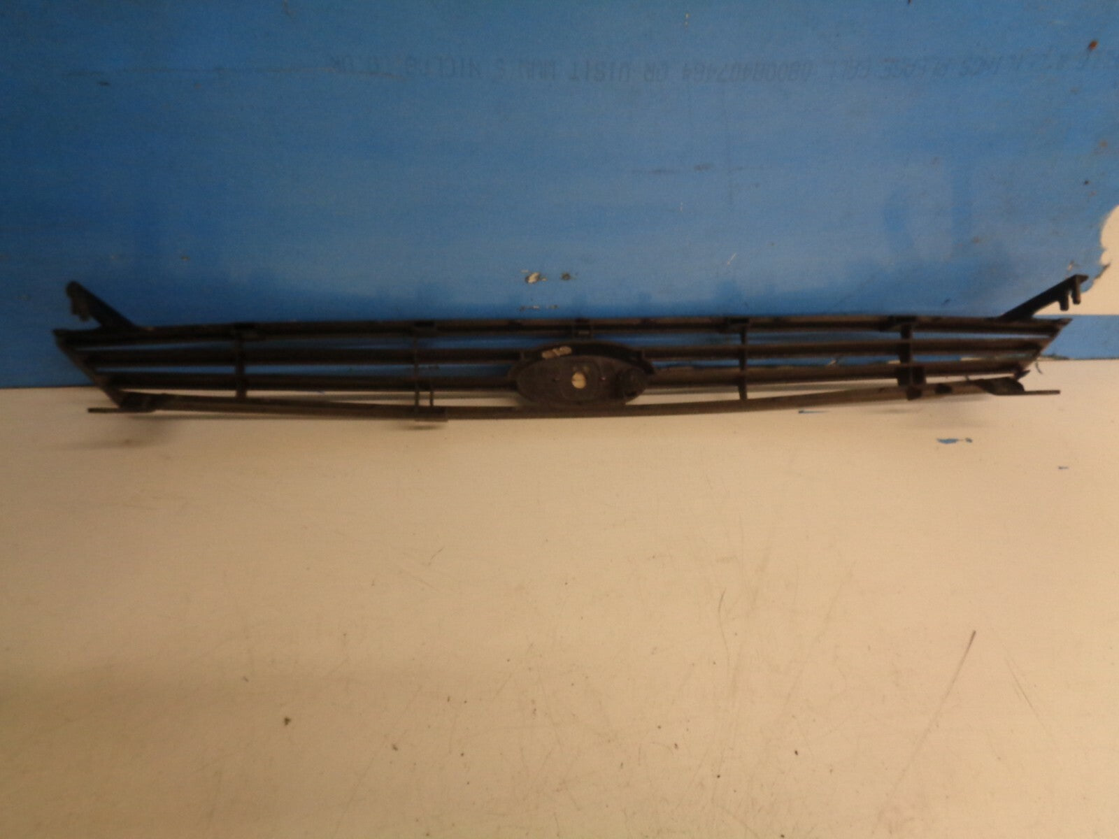FORD FOCUS MK1 FRONT RADIATOR GRILL & BADGE EMBLEM 98AB8200AKW