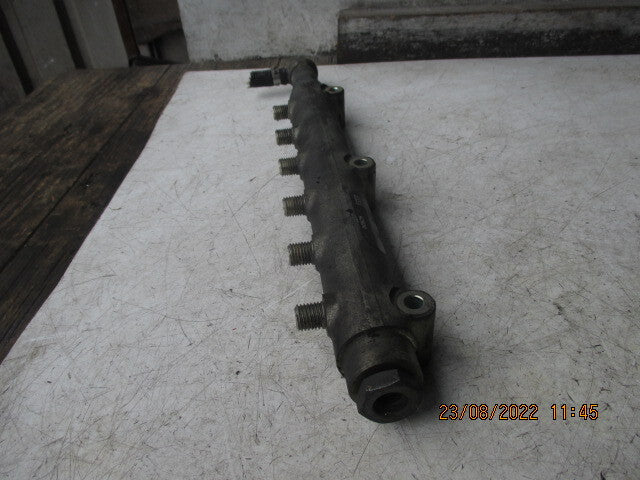 VOLVO S60 S80 V70 2000 2.4 DIESEL FUEL INJECTOR RAIL 8658252