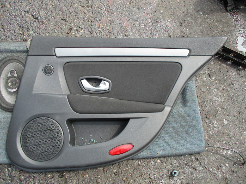 RENAULT LAGUNA MK3 2008 OSR DRIVER SIDE REAR PLASTIC DOOR CARD PANEL