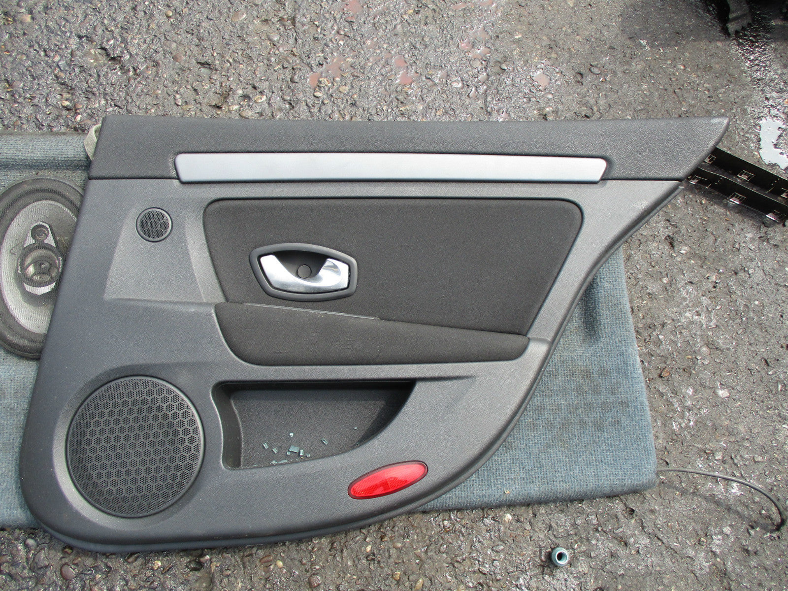 RENAULT LAGUNA MK3 2008 OSR DRIVER SIDE REAR PLASTIC DOOR CARD PANEL